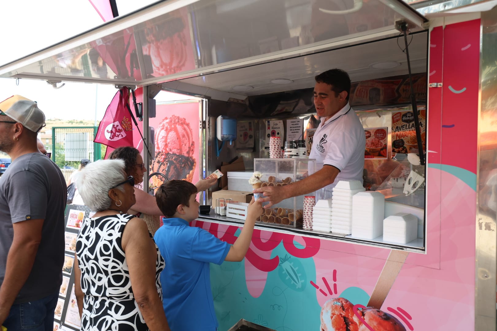 La feria del vino y del queso y la concentración de coches clásicos de Sariegos, en imágenes