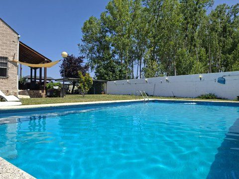 Imagen de una casa con piscina que se vende en una plataforma inmobiliaria. | IDEALISTA