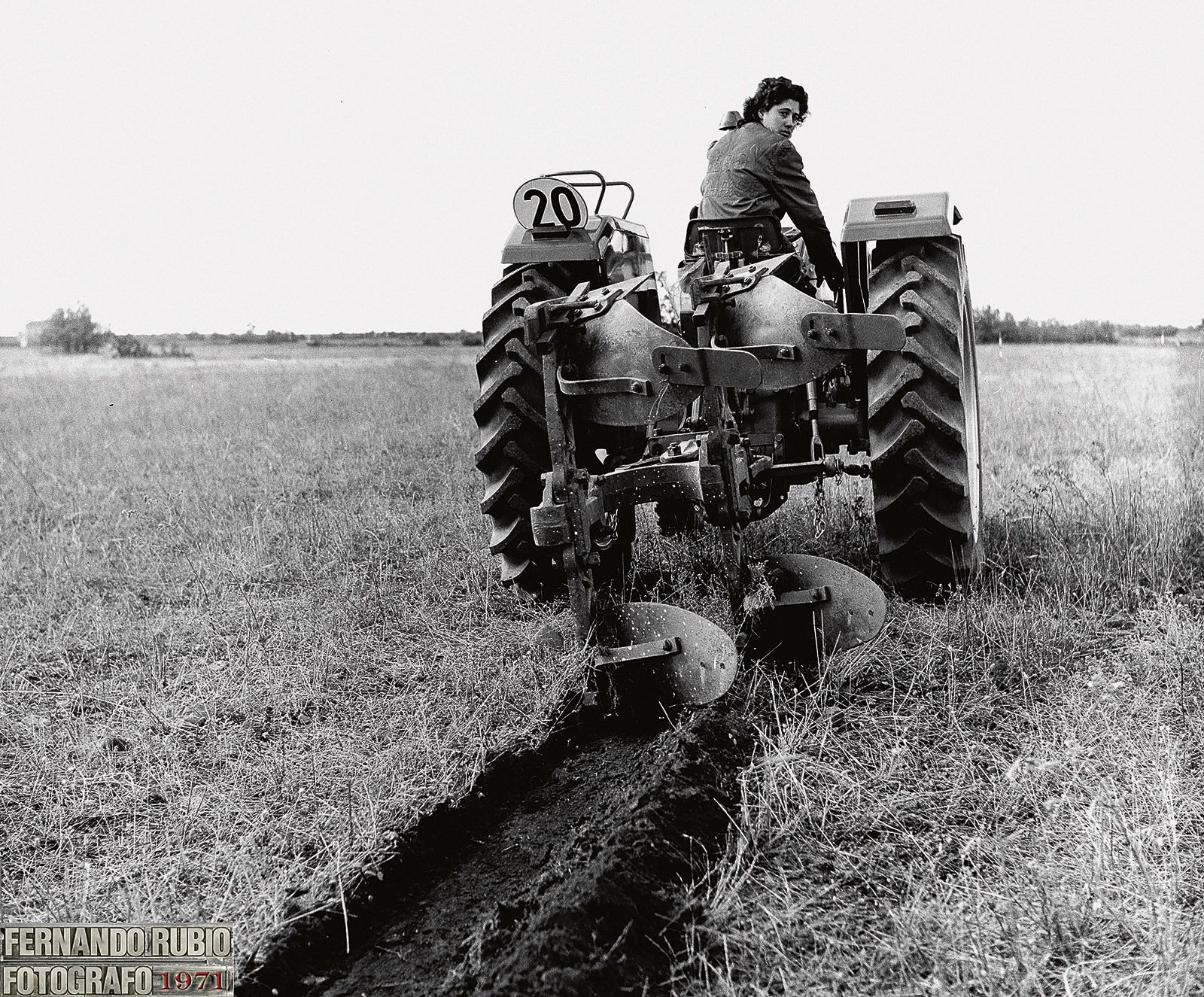 Pionera del agro, una mujer abre camino al volante del tractor. | FERNANDO RUBIO