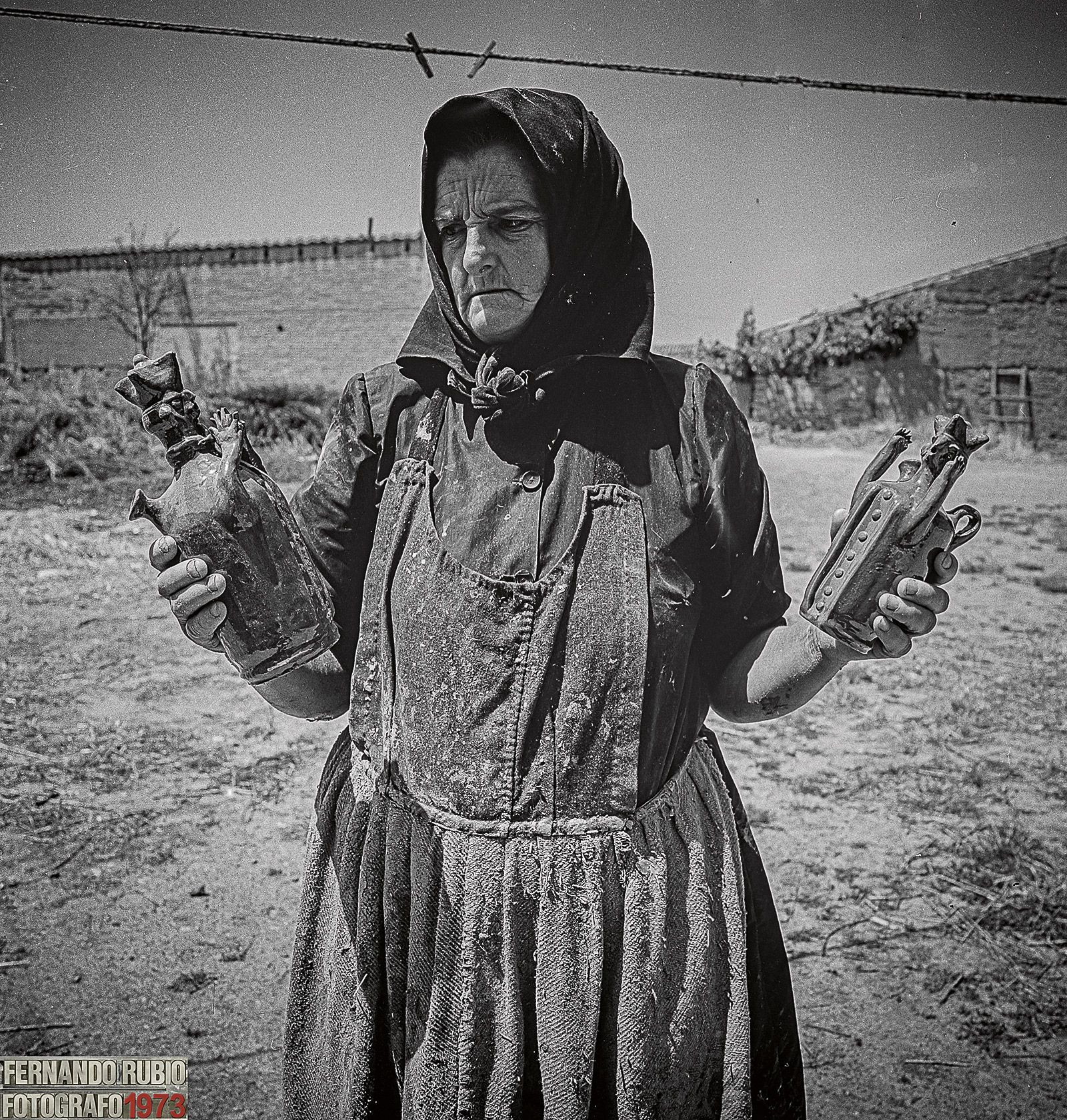 Alfarera, la fuerza de la tierra representada en esta mujer del pueblo del barro, Jiménez de Jamuz. fernando rubio