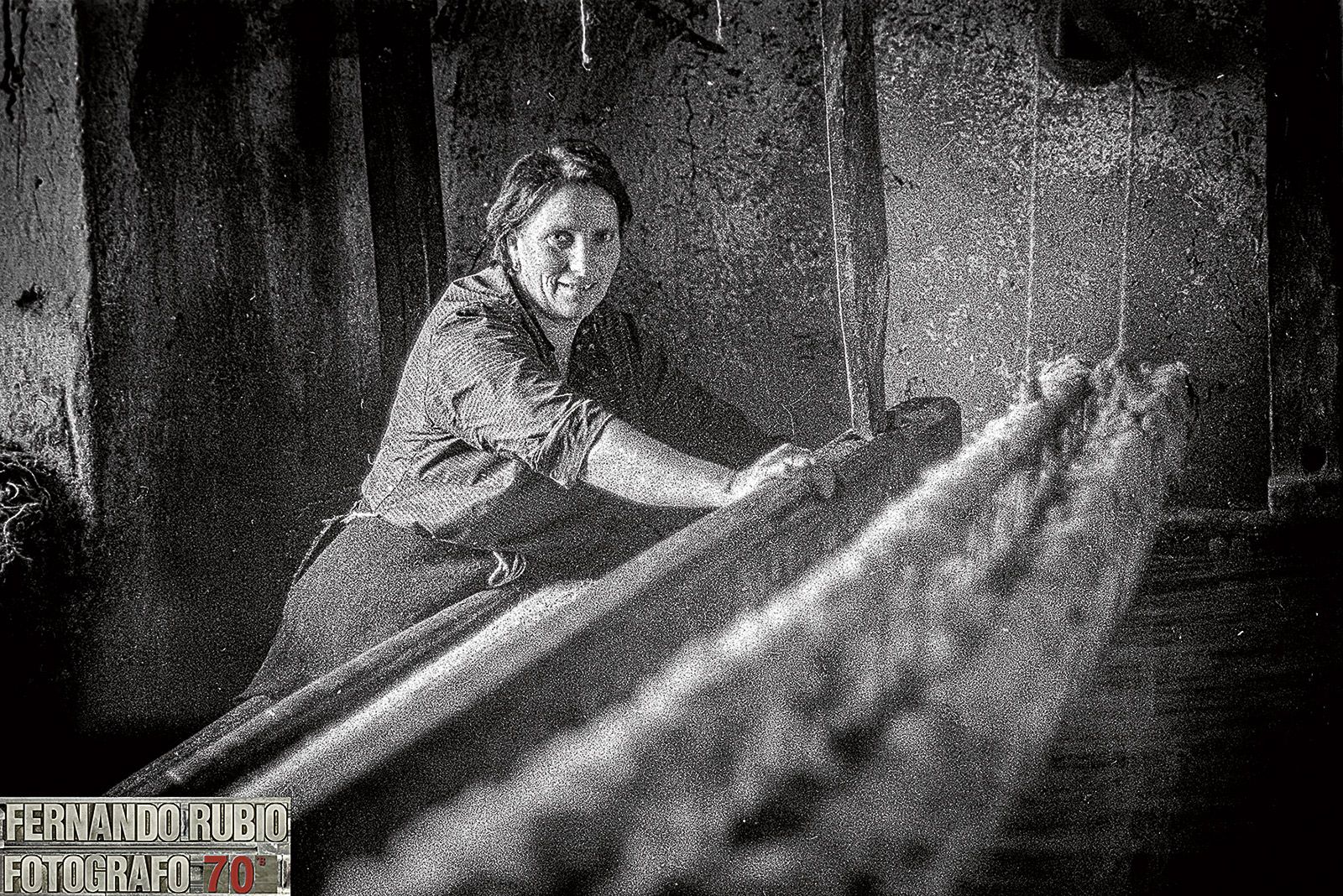 Manos de arraigo, la tejedora en el telar, en Val de San Lorenzo, preservando la economía de la tierra. | FERNANDO RUBIO