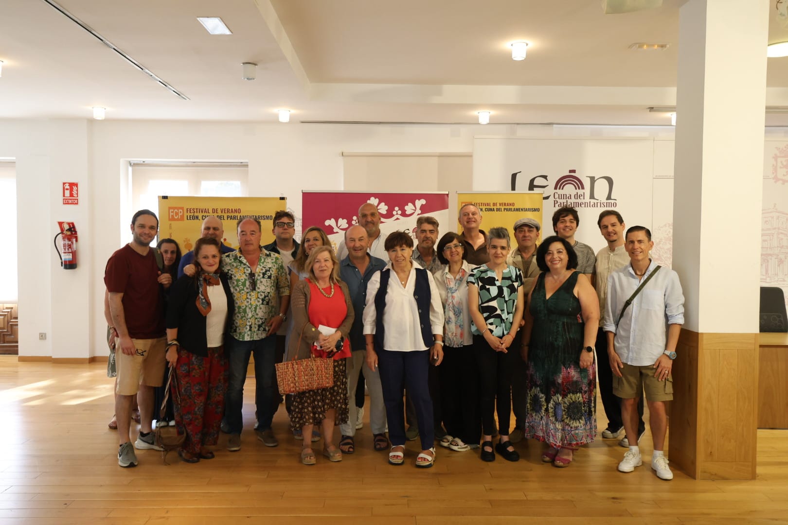 Los organizadores y colaboradores del Festival de Verano 'León, cuna del parlamentarismo' en la presentación de su nueva edición. | FERNANDO OTERO