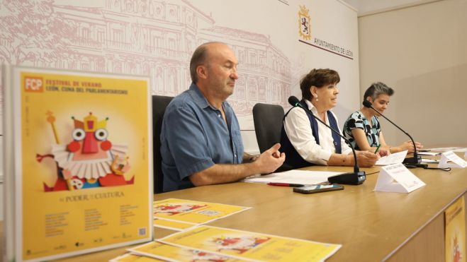 senador González, Elena Aguado y Raquel Ordóñez junto al cartel. FERNANDO OTERO