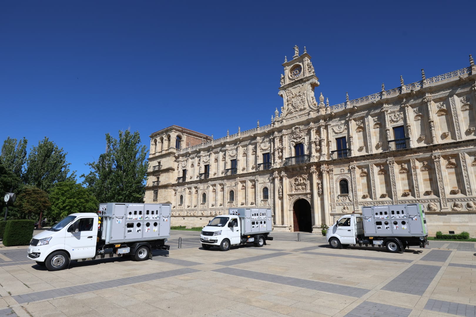 Tres de los nuevos puntos limpios móviles entregados por la Junta de Castilla y León.| FERNANDO OTERO
