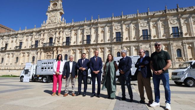Representación insitucional presente en la plaza de San Marcos en la entrega de los puntos móviles de reciclaje