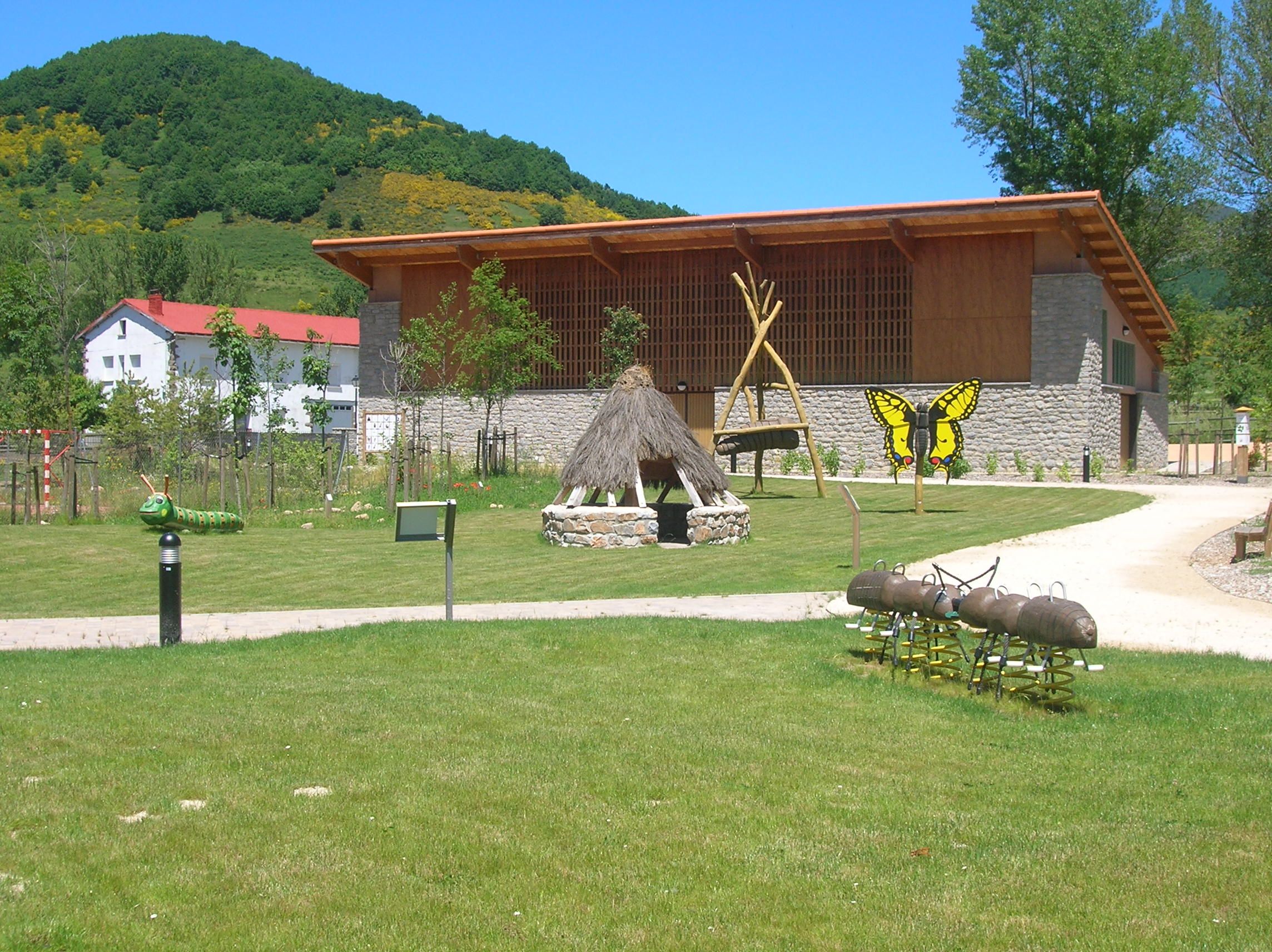Vista de la Casa del Parque de Valdeburón, en Lario. | F.P. NATURAL