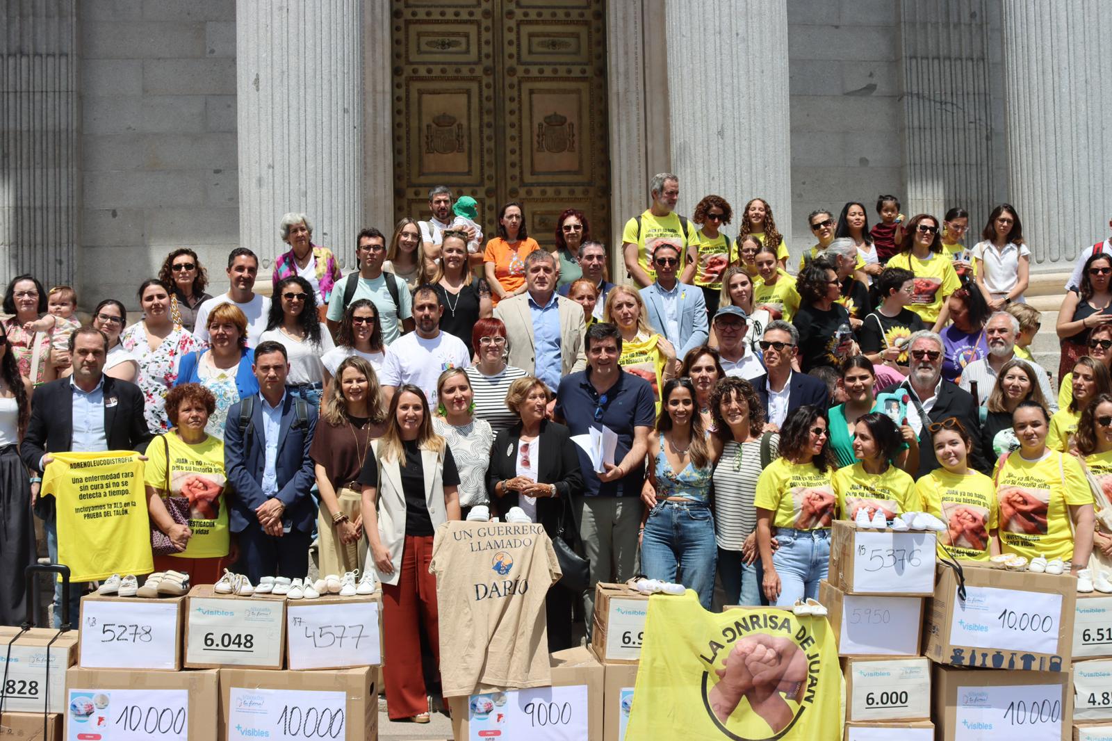 Foto de familia de las asociaciones que entregaron las firmas con algunos diputados nacionales