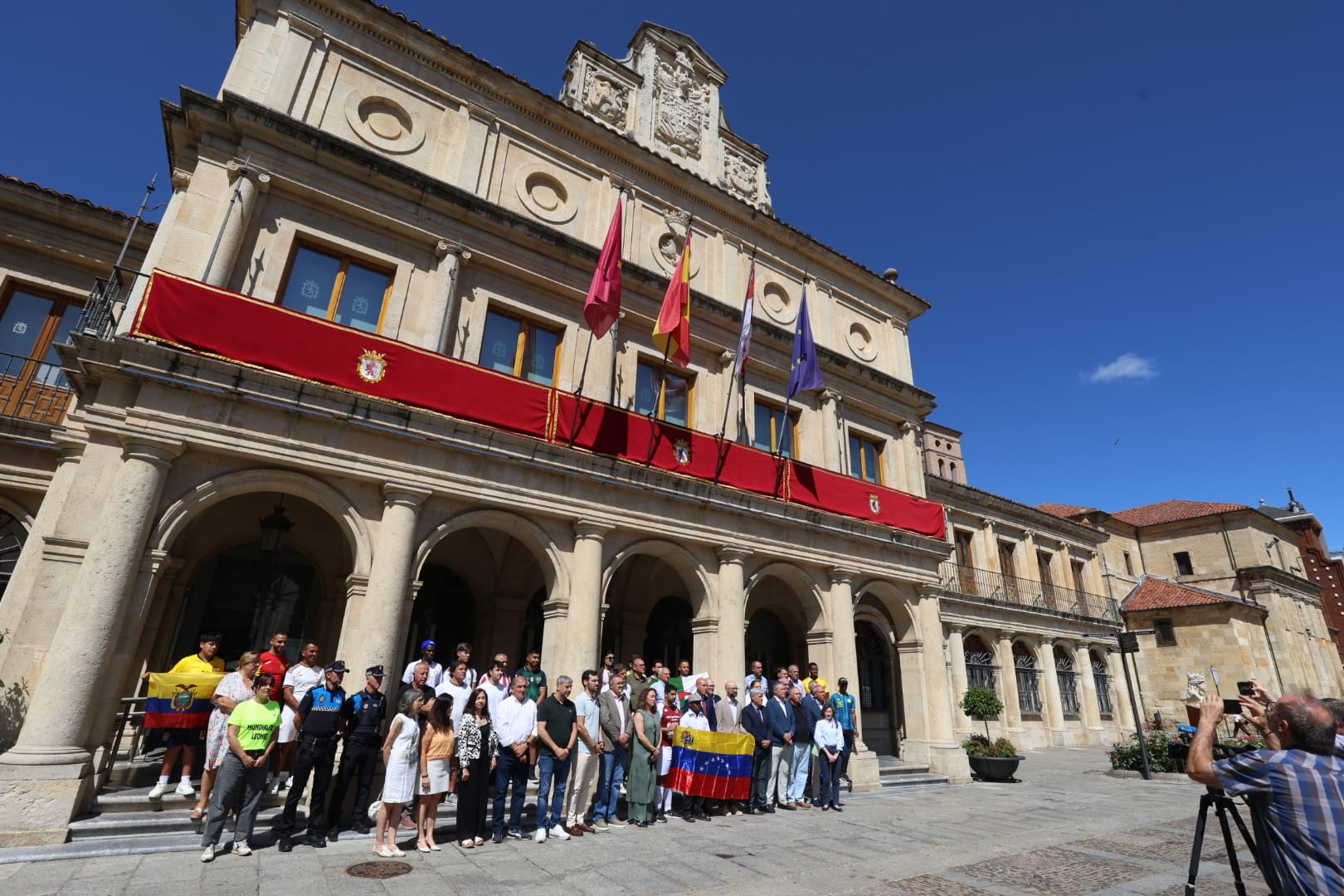 Minuto de silencio en San Marcelo, con presencia de diferentes autoridades y venezolanos residentes en León. | FERNANDO OTERO