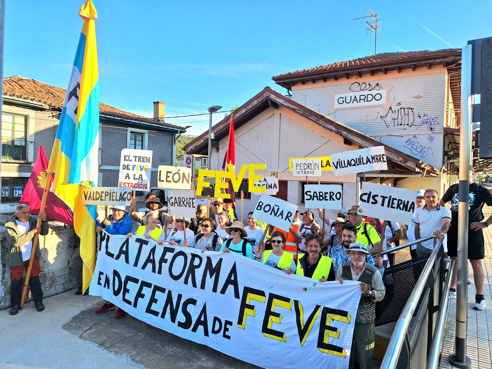 La marcha de la Plataforma en Defensa de Feve ha arrancado este martes a las ocho de la mañana desde la estación de Guardo. | LNC