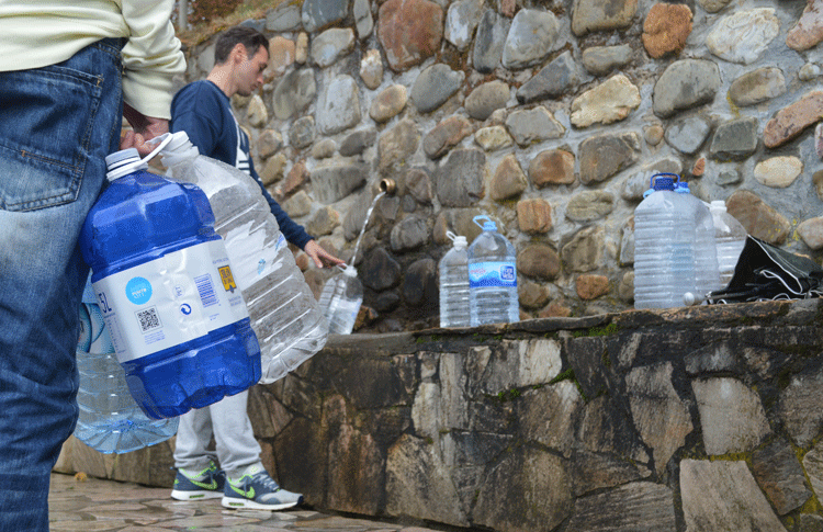 Vecinos hacen colo en la fuente de el Cangalón, que ofrece agua potable. | D.M.