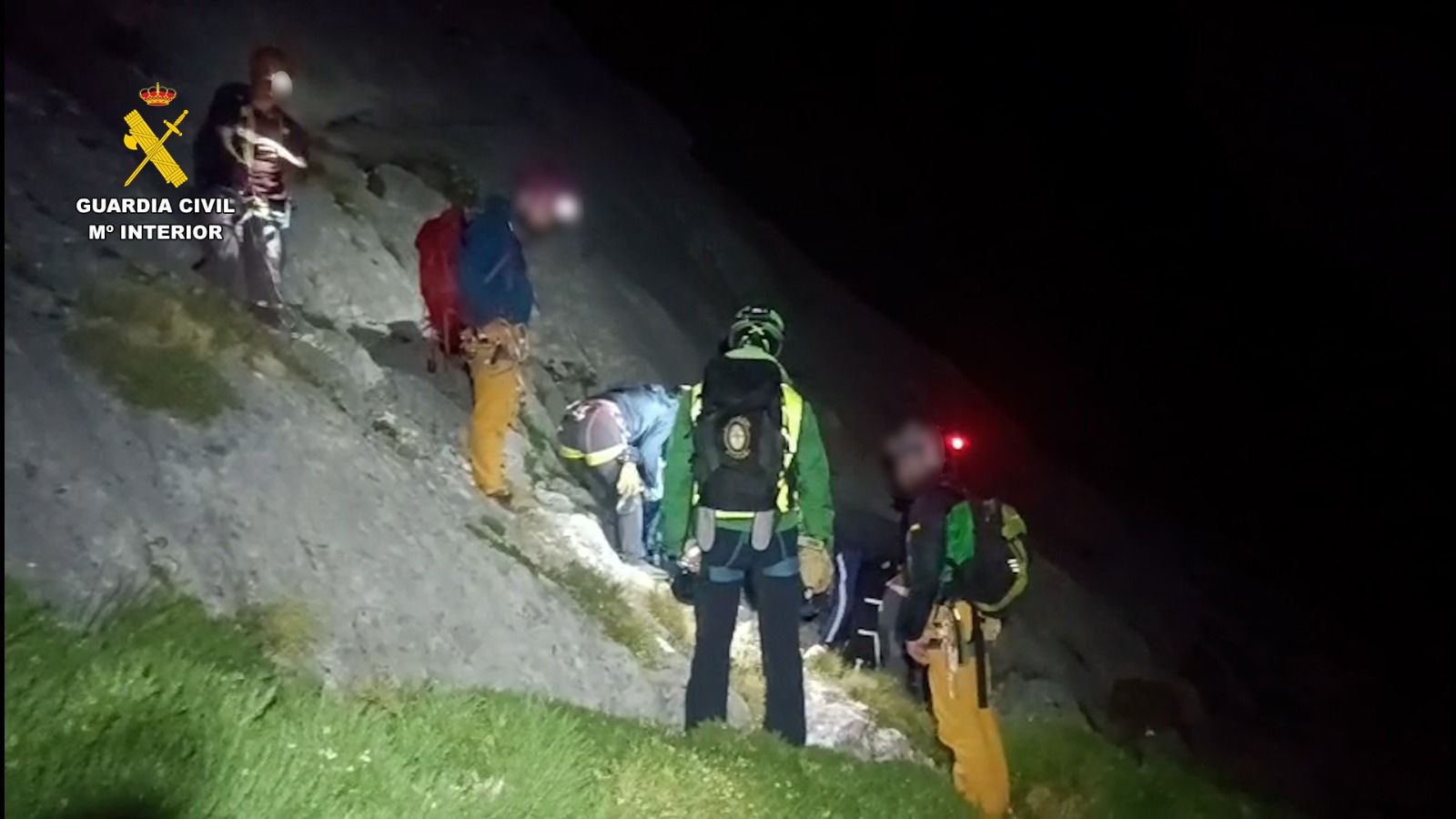 El Greim de la Guardia Civil de Sabero rescata a varios montañeros de madrugada. | L.N.C.