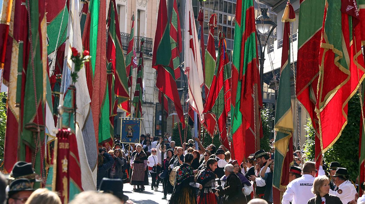 Cerca de 30 pendones y pendonetas de León desfilan por las calles de Valladolid con motivo del acto de exaltación de las tradiciones leonesas. | RUBÉN CACHO (ICAL)