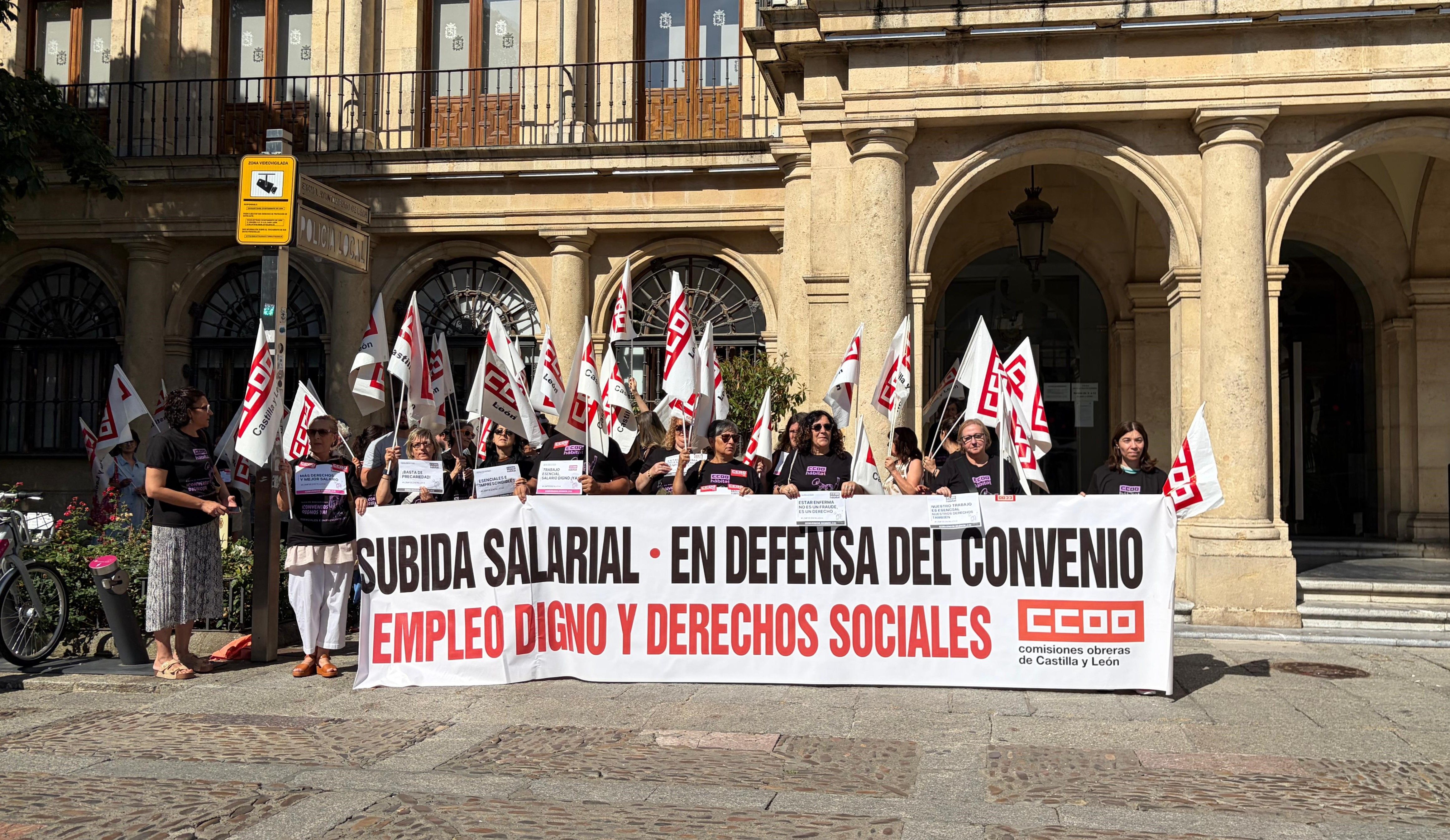 Trabajadores de sector de la limpieza concentrados en la Plaza de San Marcelo |L.N.C.