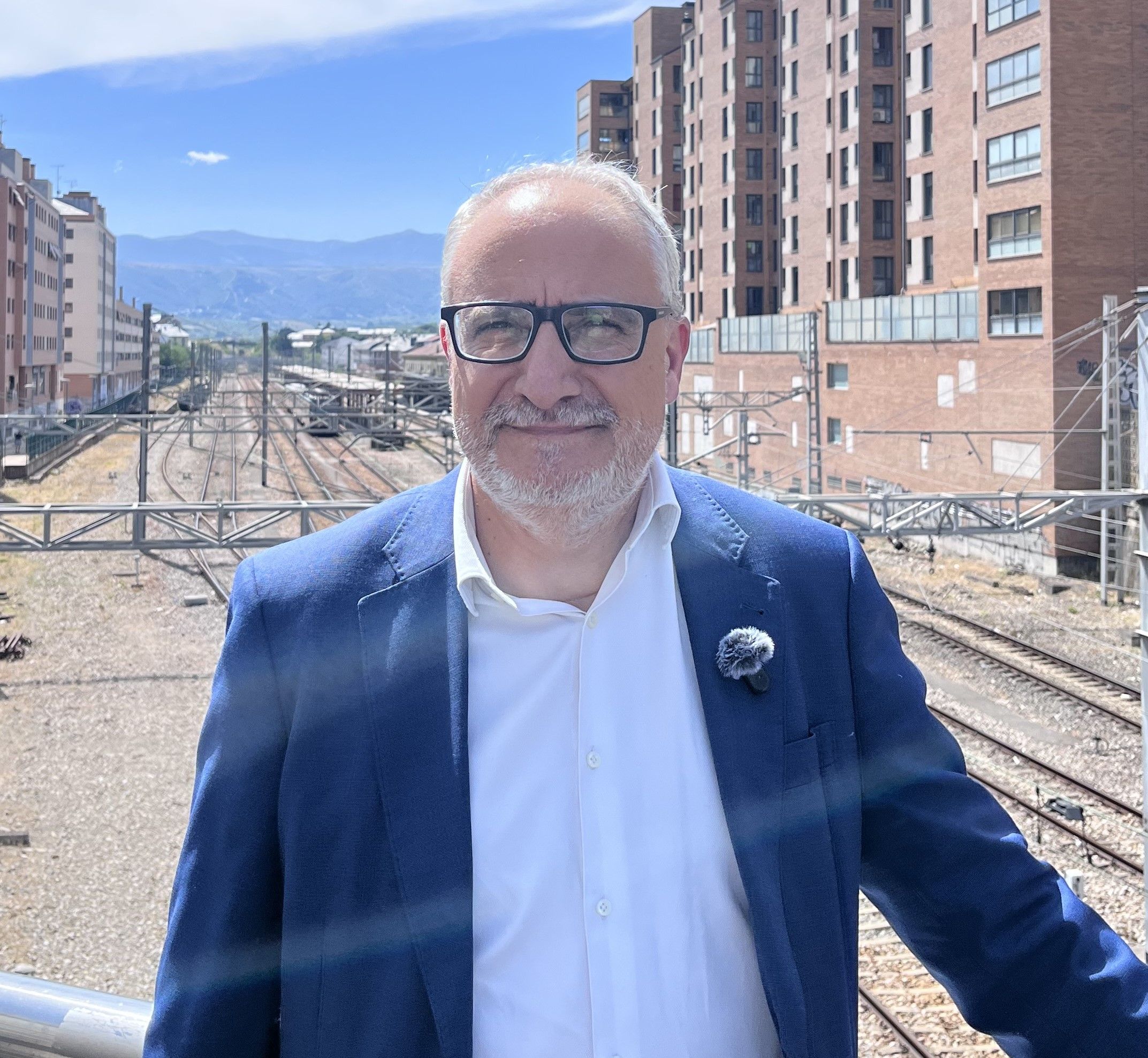 Ramón con las vías del tren a sus espaldas.