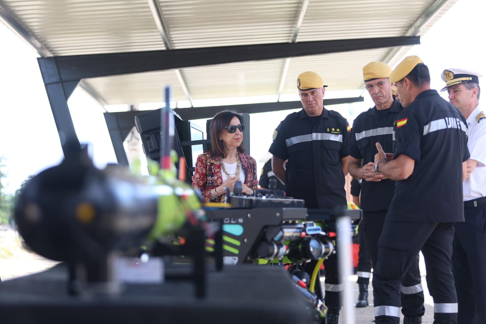 La ministra Robles visitó la sede de la UME en León con los nuevos drones acuáticos. | FERNANDO OTERO