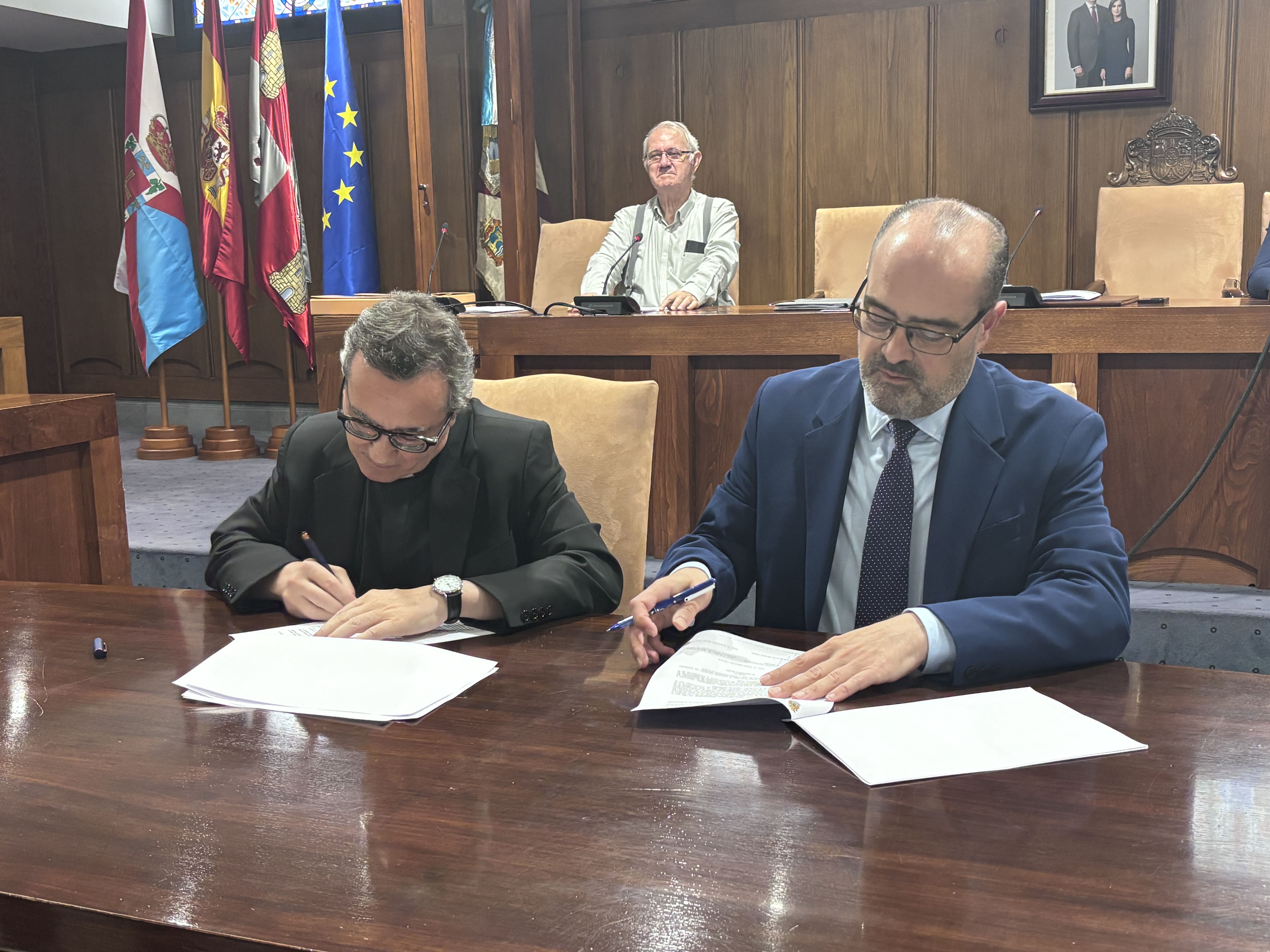 Firma del convenio entre la Diócesis de Astorga y el Ayuntamiento de Ponferrada. | JAVIER FERNÁNDEZ