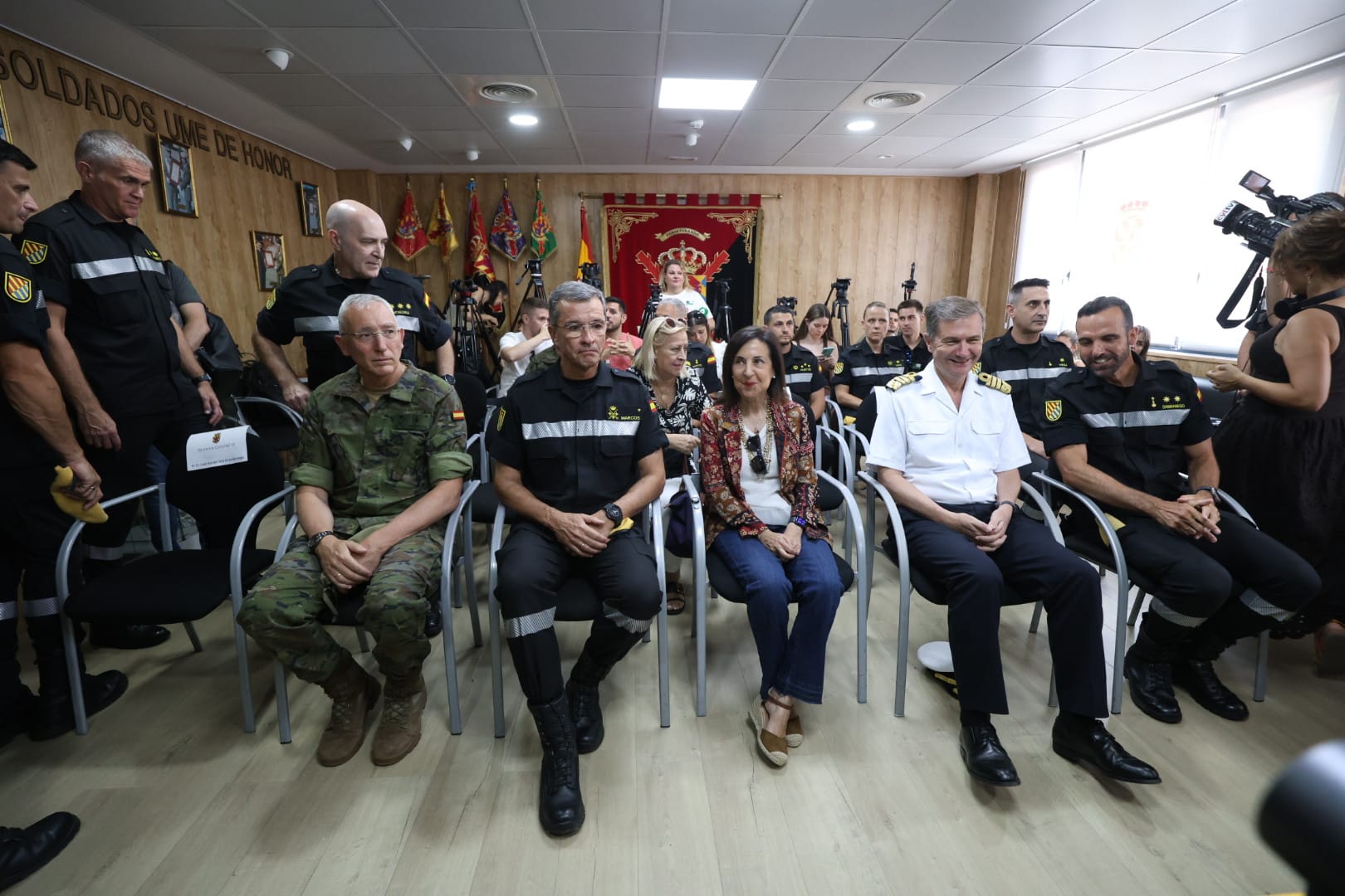  La ministra de Defensa ha conectado por videoconferencia este martes desde León con una representación de los 100 militares de la UME desplegados en Venezuela. | FERNANDO OTERO