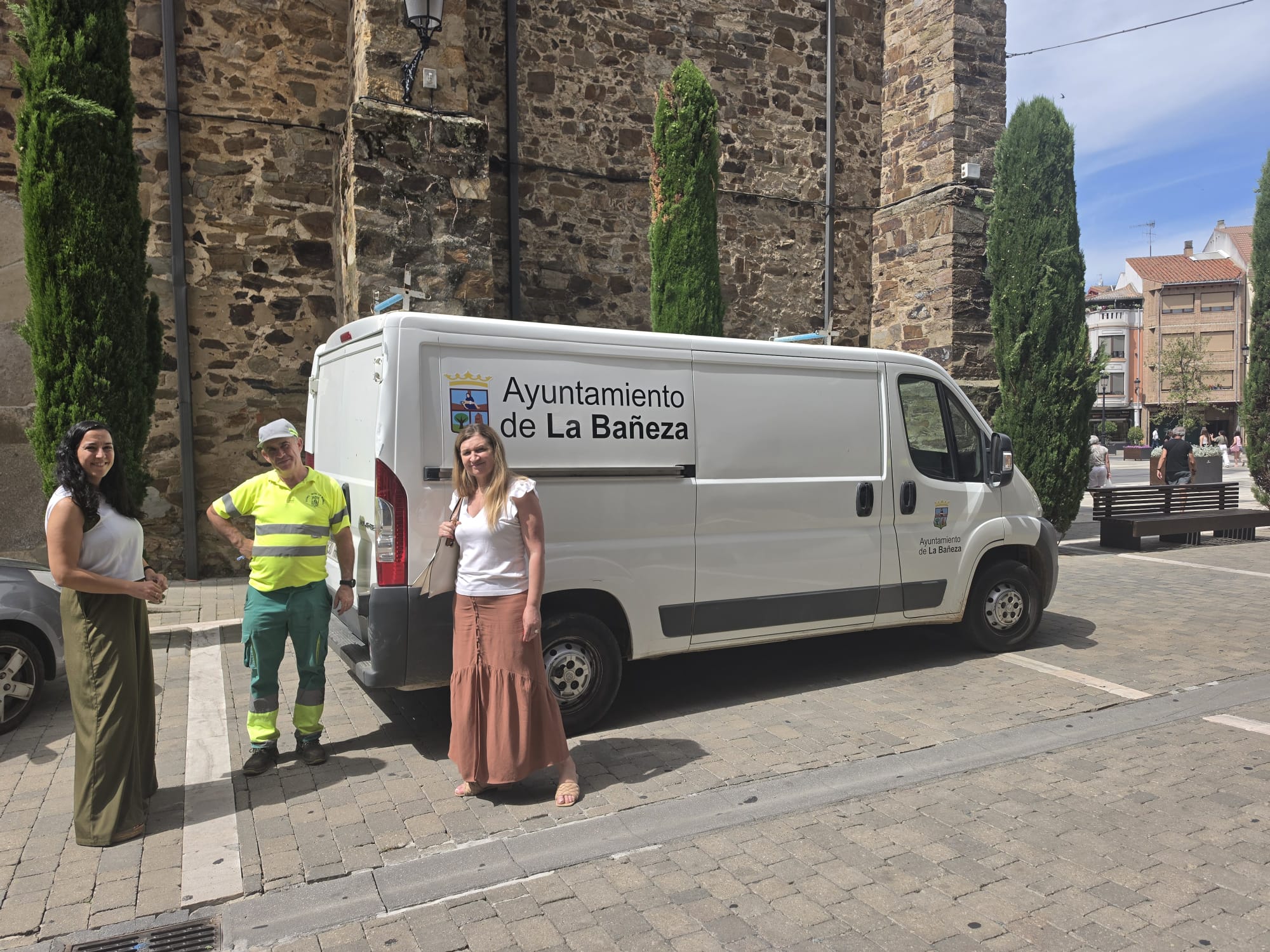 El Servicio de Jardines de La Bañeza ha incorporado una nueva furgoneta. | L.N.C.