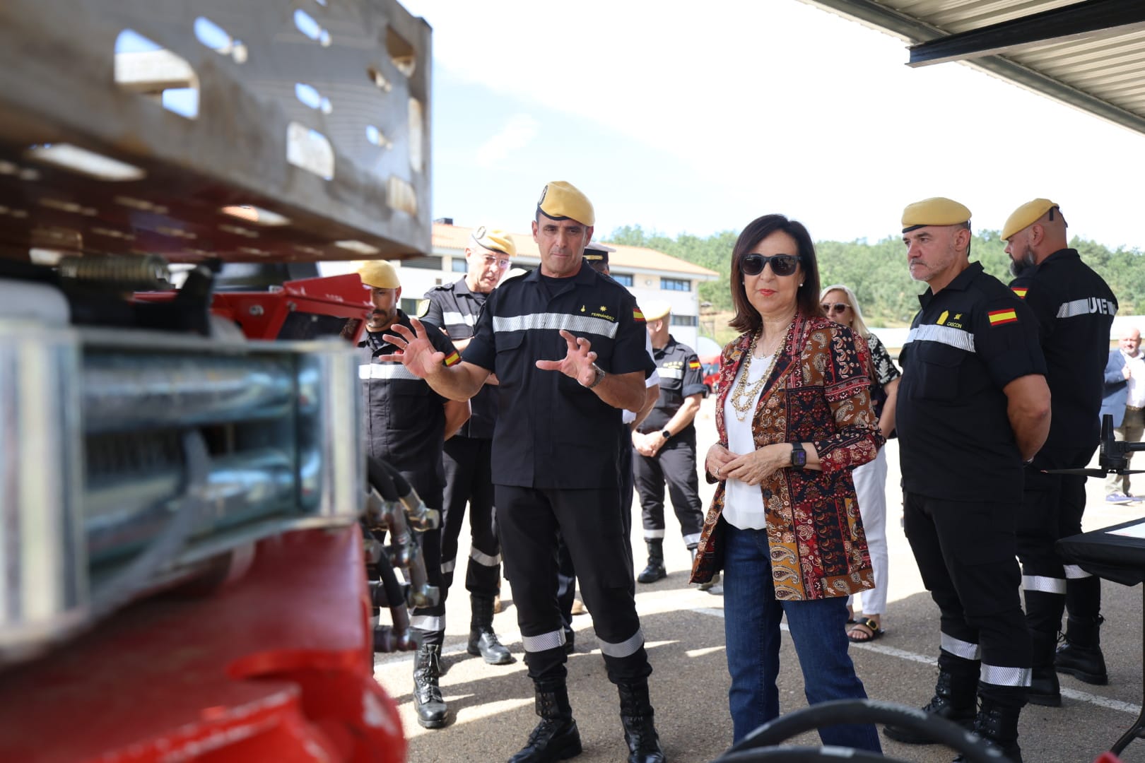 La ministra de Defensa visitó este martes la base de la UME en León. | FERNANDO OTERO