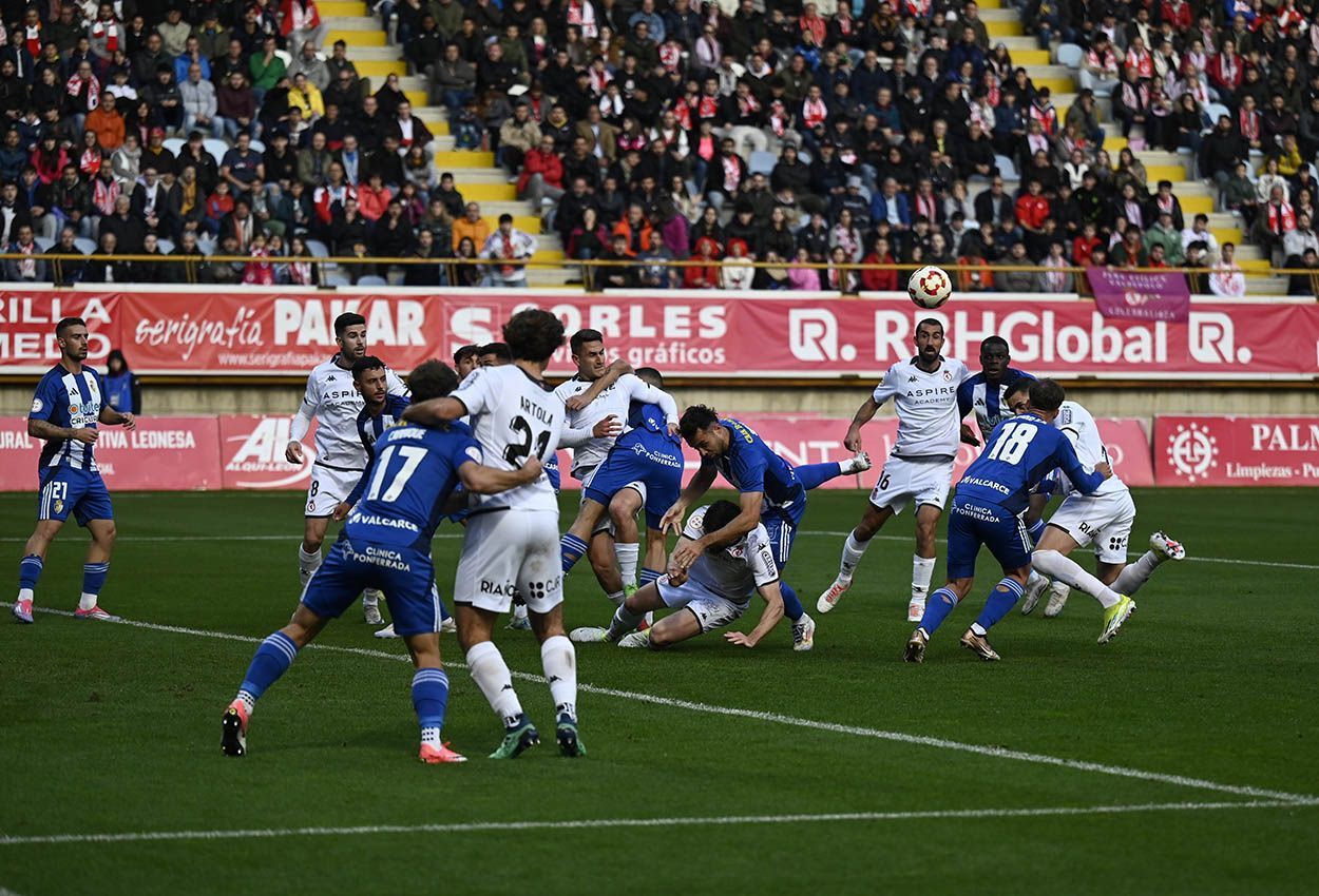 Uno de los momentos del último derbi que se disputó en el Reino de León. SAÚL ARÉN
