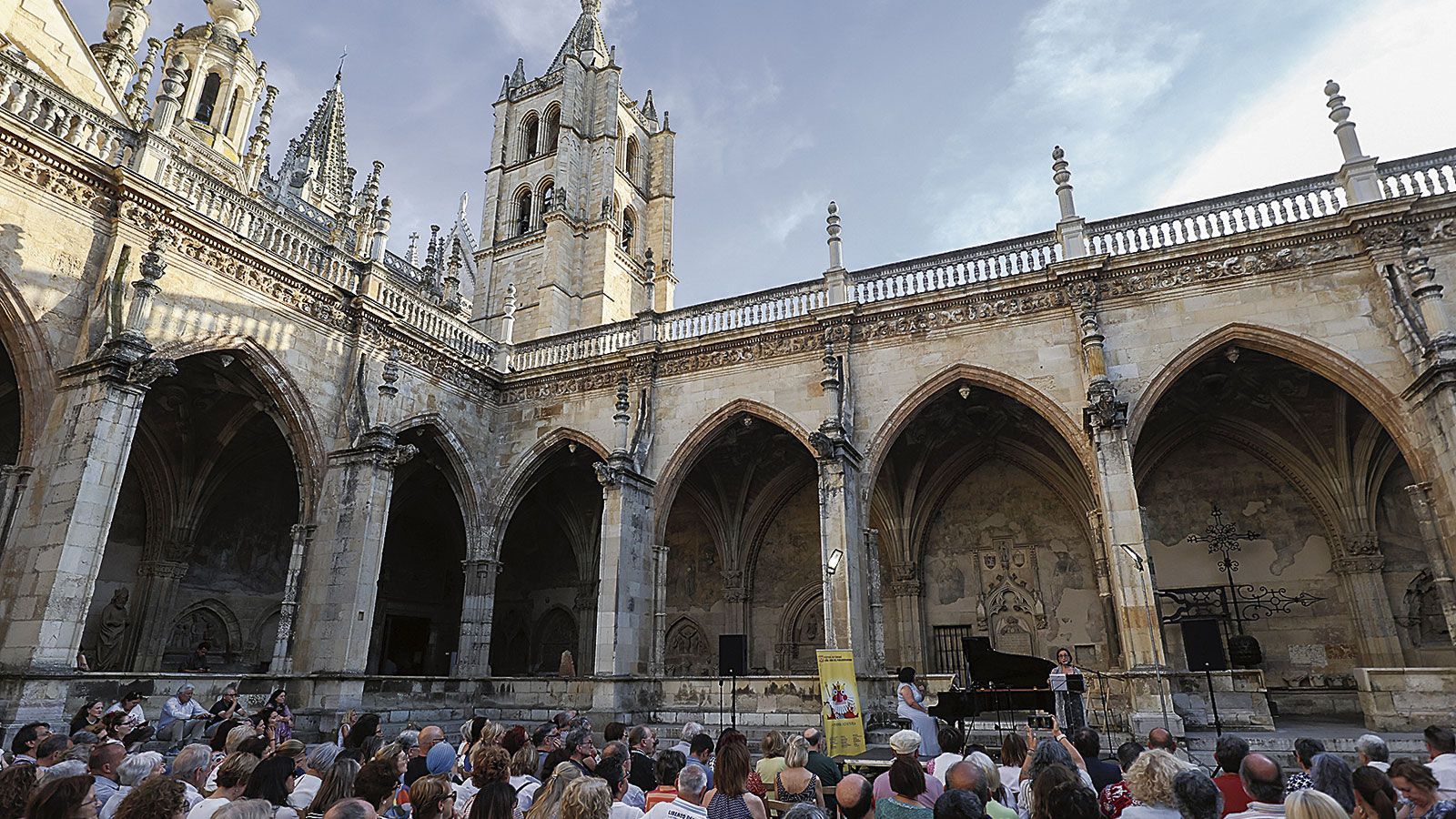 Poesía y música fueron protagonistas en el evento inaugural del primero de los veinte ciclos programados para las próximas semanas. | FERNANDO OTERO