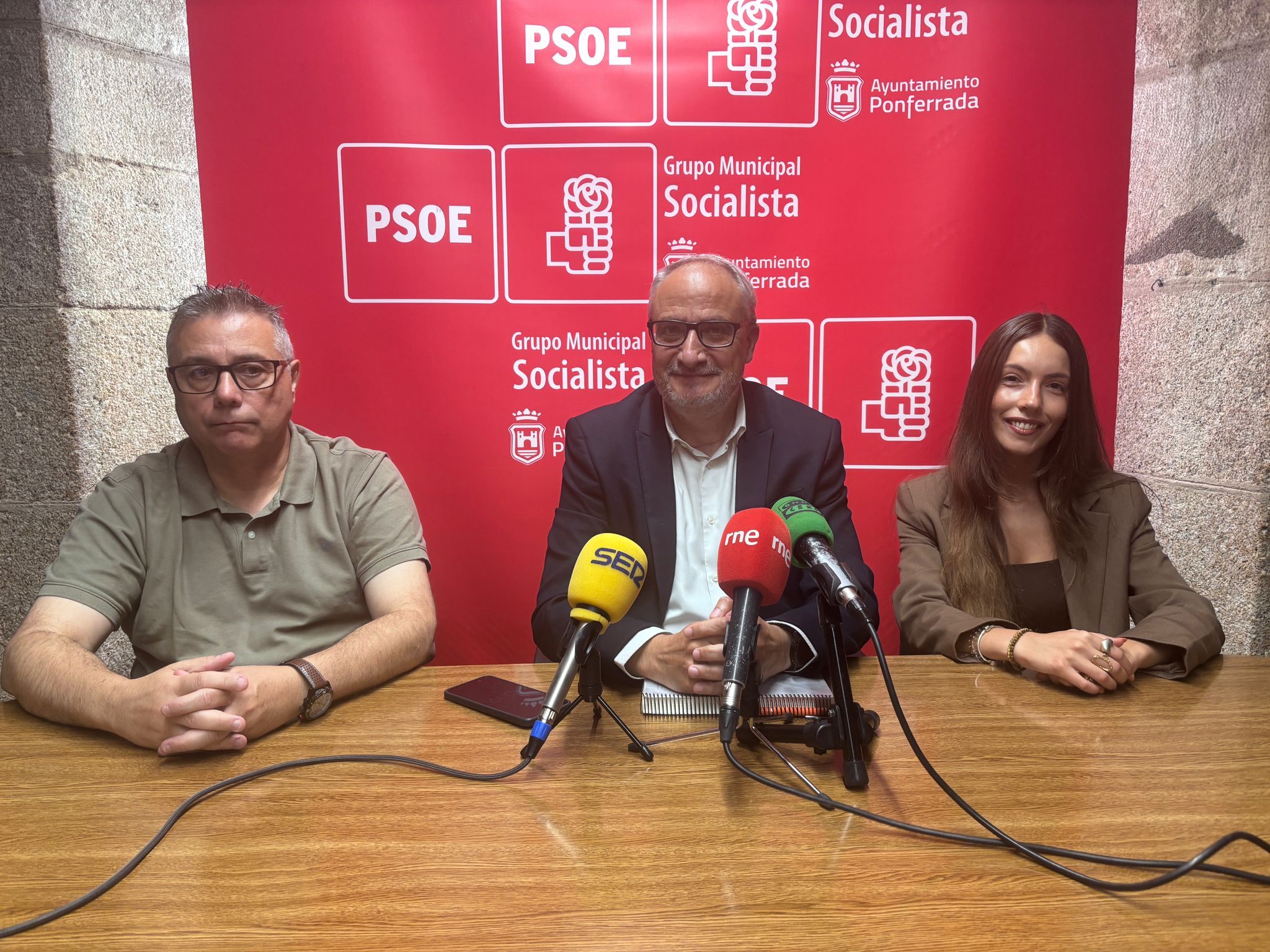 Olegario Ramón, en el centro, acompañado por los ediles Andrés Gabella y Claudia Alba. | JAVIER FERNÁNDEZ