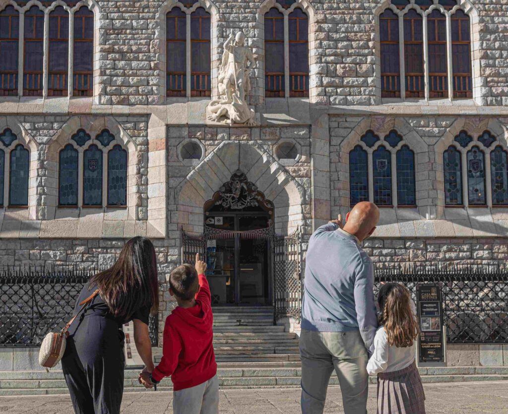 El Museo Casa Botines de Gaudí acogerá varias visitas en familia.