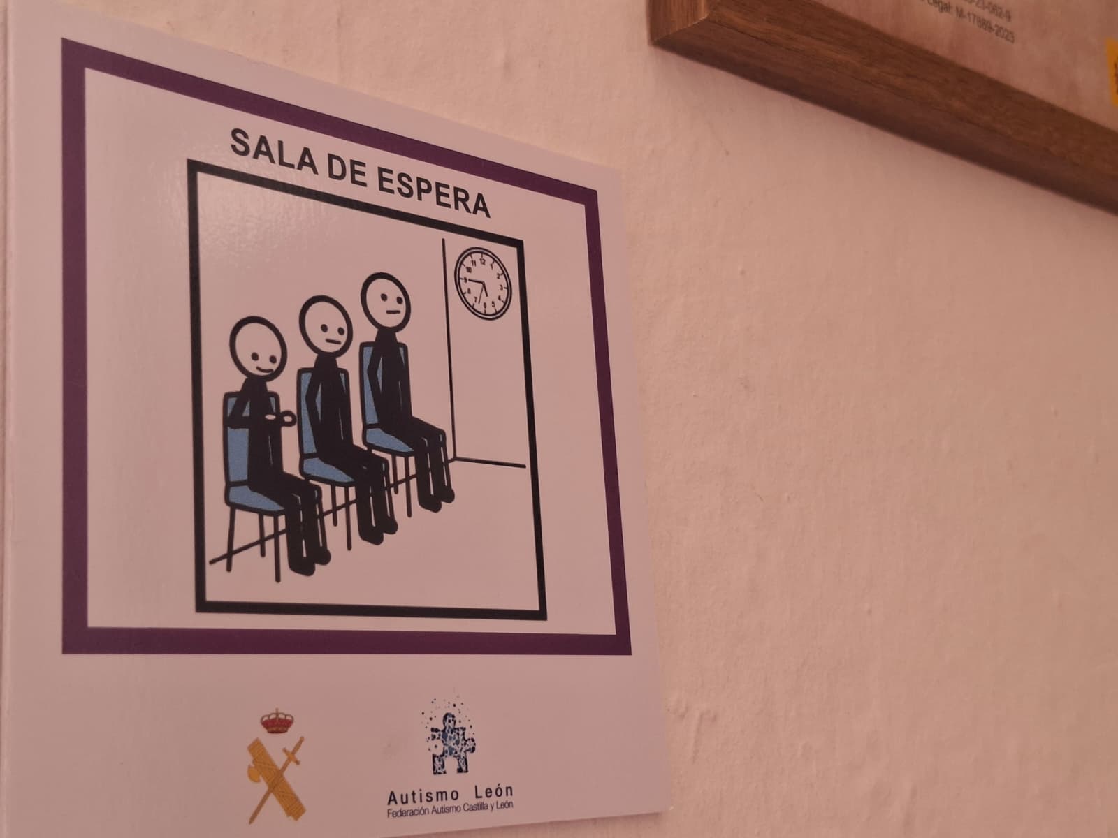El Puesto Principal de la Guardia Civil de Bembibre incorpora pictogramas.
