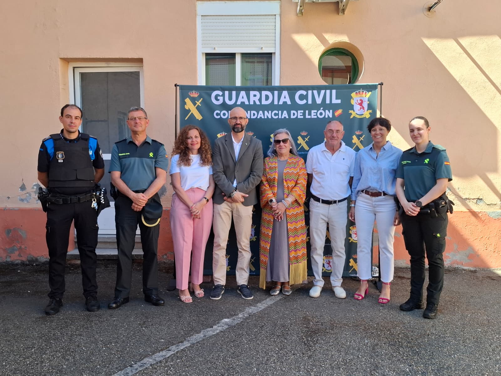 El Puesto Principal de la Guardia Civil de Bembibre incorpora pictogramas.