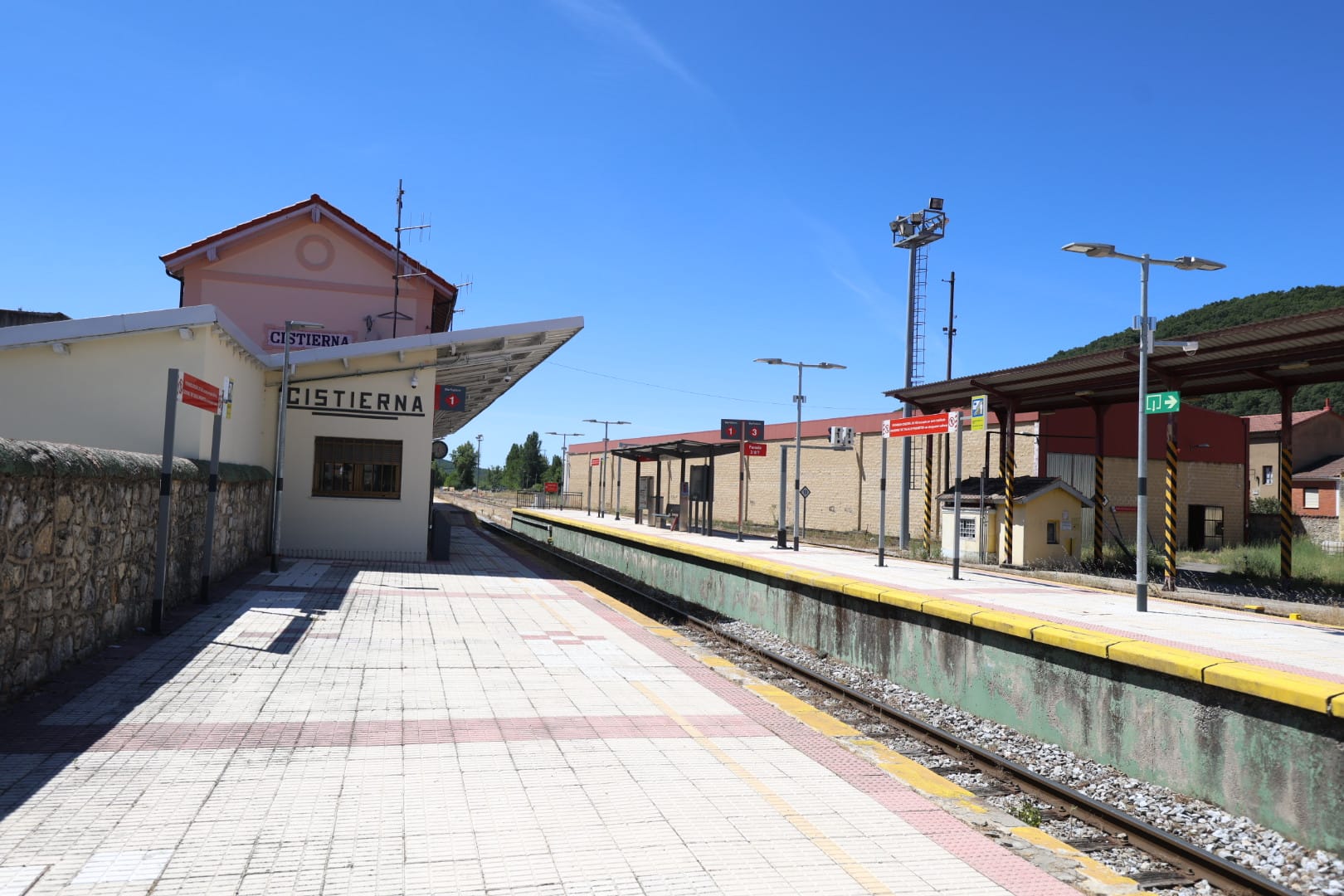 La etapa Puente Almuhey-Cistierna de la Marcha en defensa de Feve, en imágenes