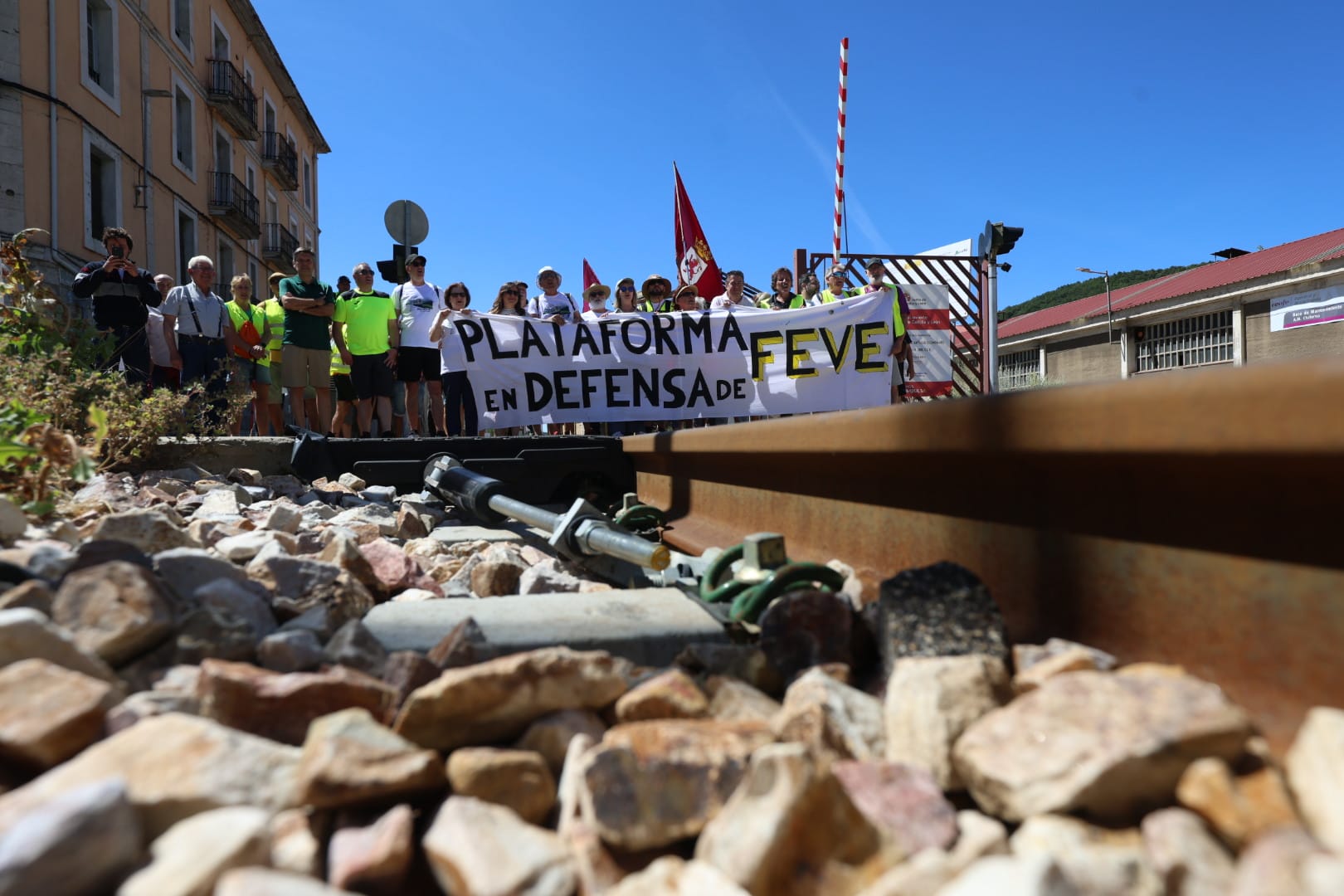 La etapa Puente Almuhe- Cistierna de la Marcha en defensa de Feve, en imágenes 