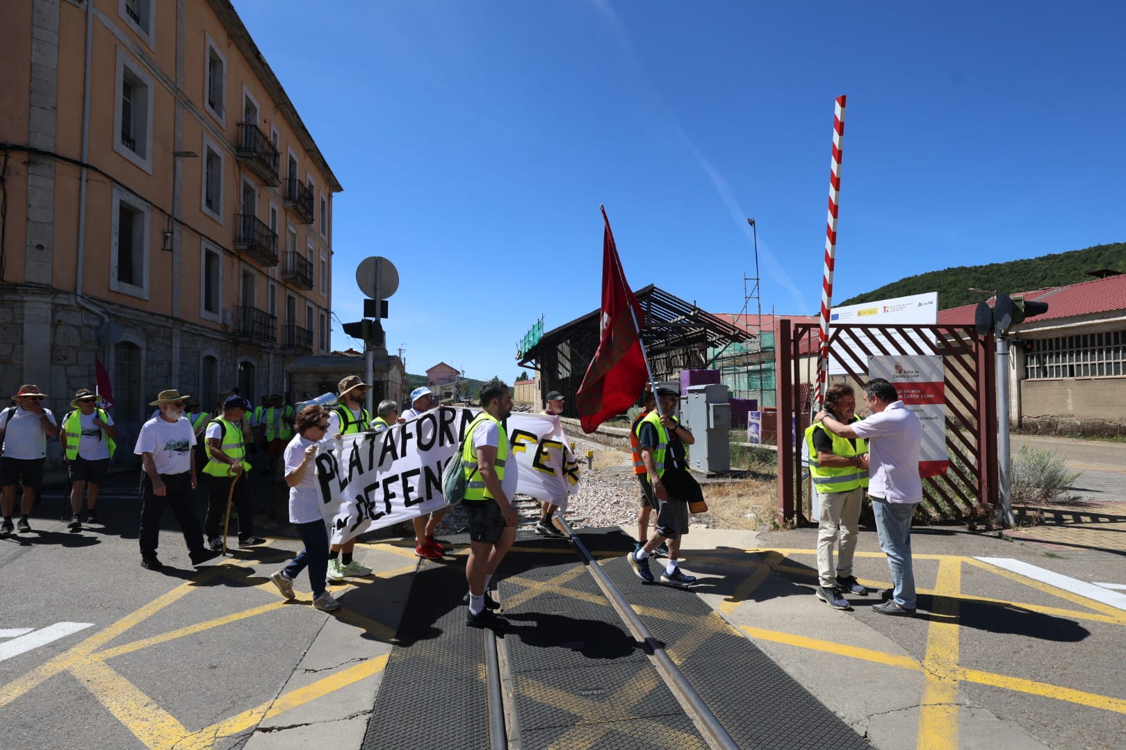 La etapa Puente Almuhey-Cistierna de la Marcha en defensa de Feve, en imágenes