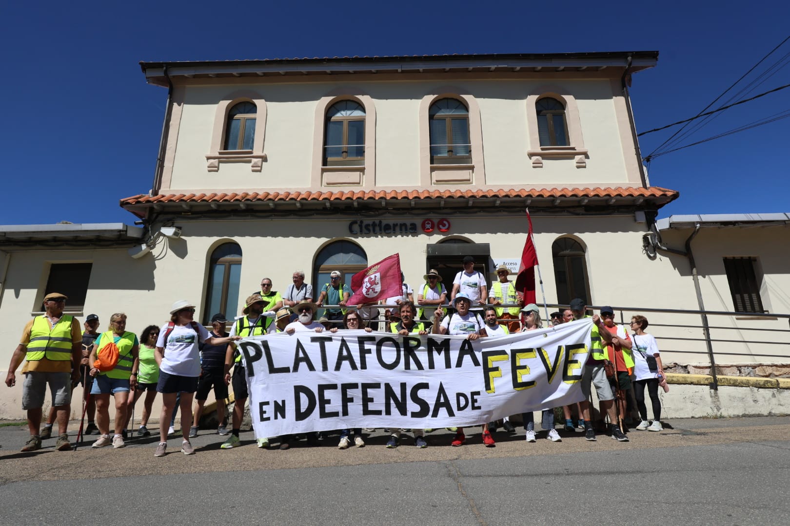 La etapa Puente Almuhey-Cistierna de la Marcha en defensa de Feve, en imágenes 
