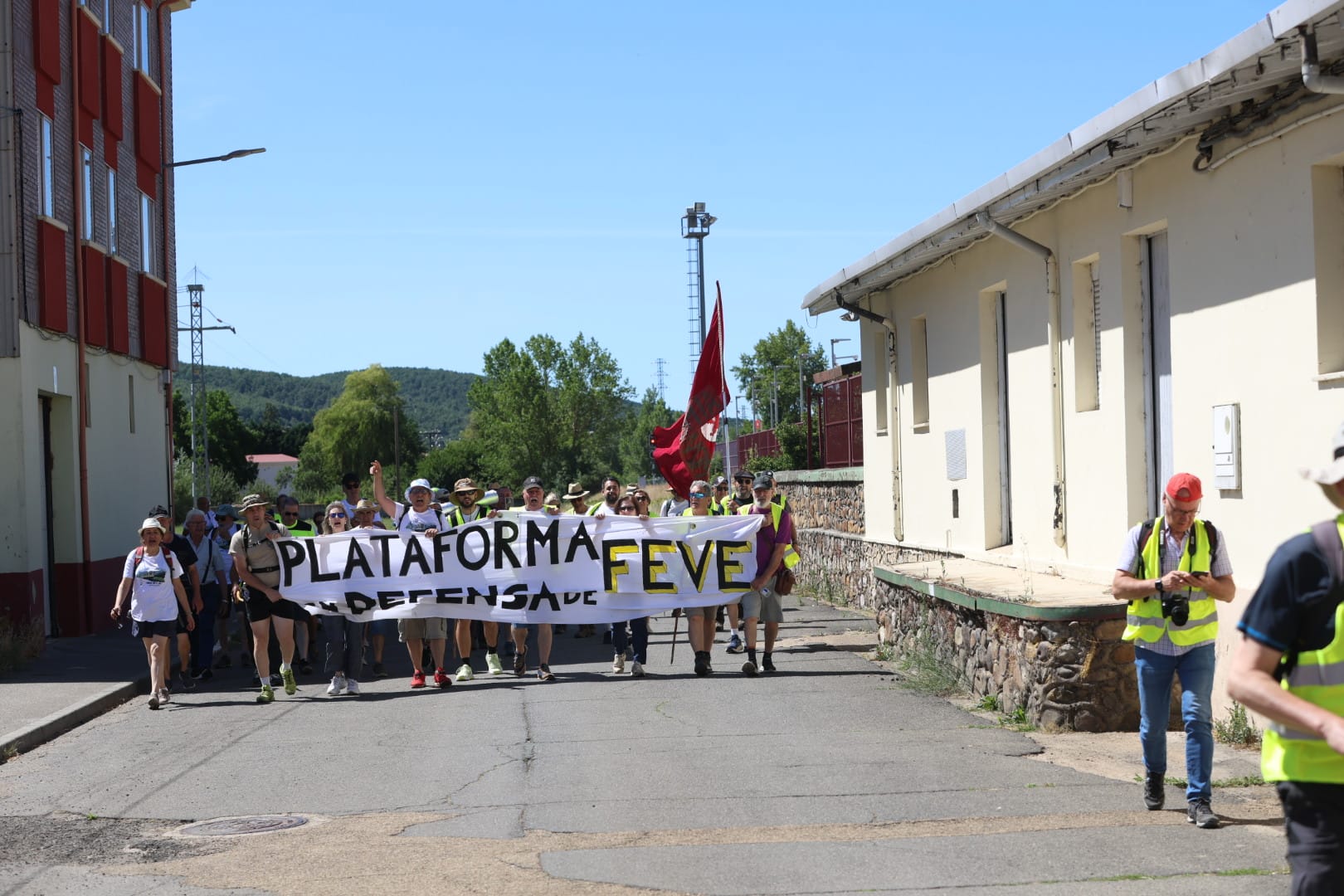 La etapa Puente Almuhey-Cistierna de la Marcha en defensa de Feve, en imágenes 