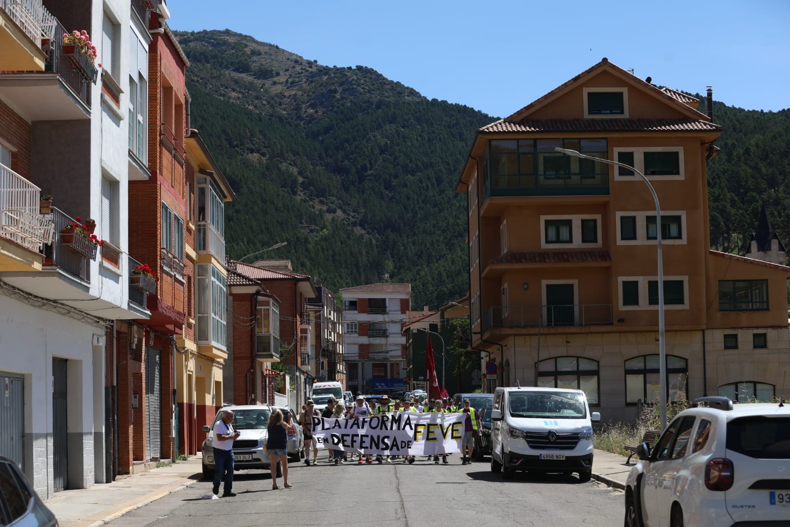 La etapa Puente Almuhey-Cistierna de la Marcha en defensa de Feve, en imágenes