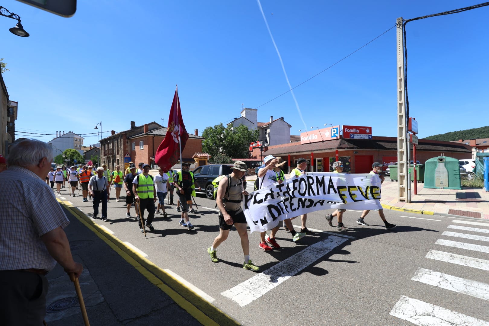 La etapa Puente Almuhey-Cistierna de la Marcha en defensa de Feve, en imágenes