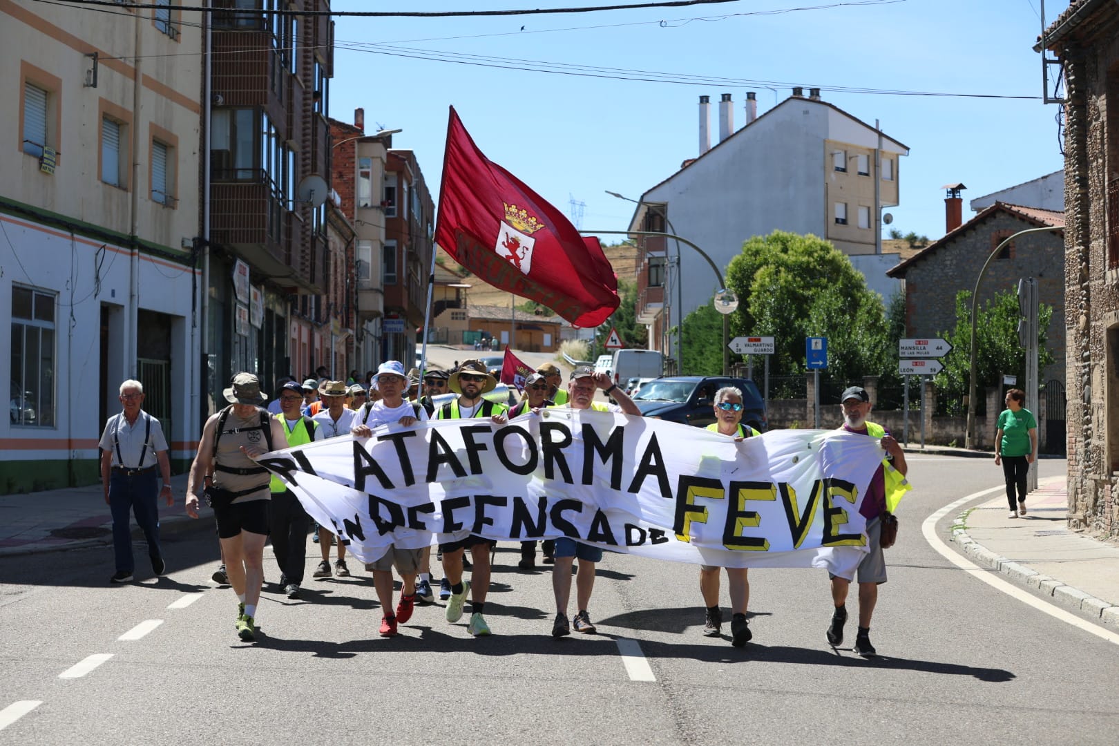 Un instante de la etapa Puente Almuhey-Cistierna de la Marcha en defensa de Feve.| FERNANDO OTERO