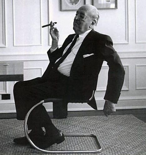 06 Mies (sentado en una silla diseñada por él) 06 Mies (sentado en una silla diseñada por él)