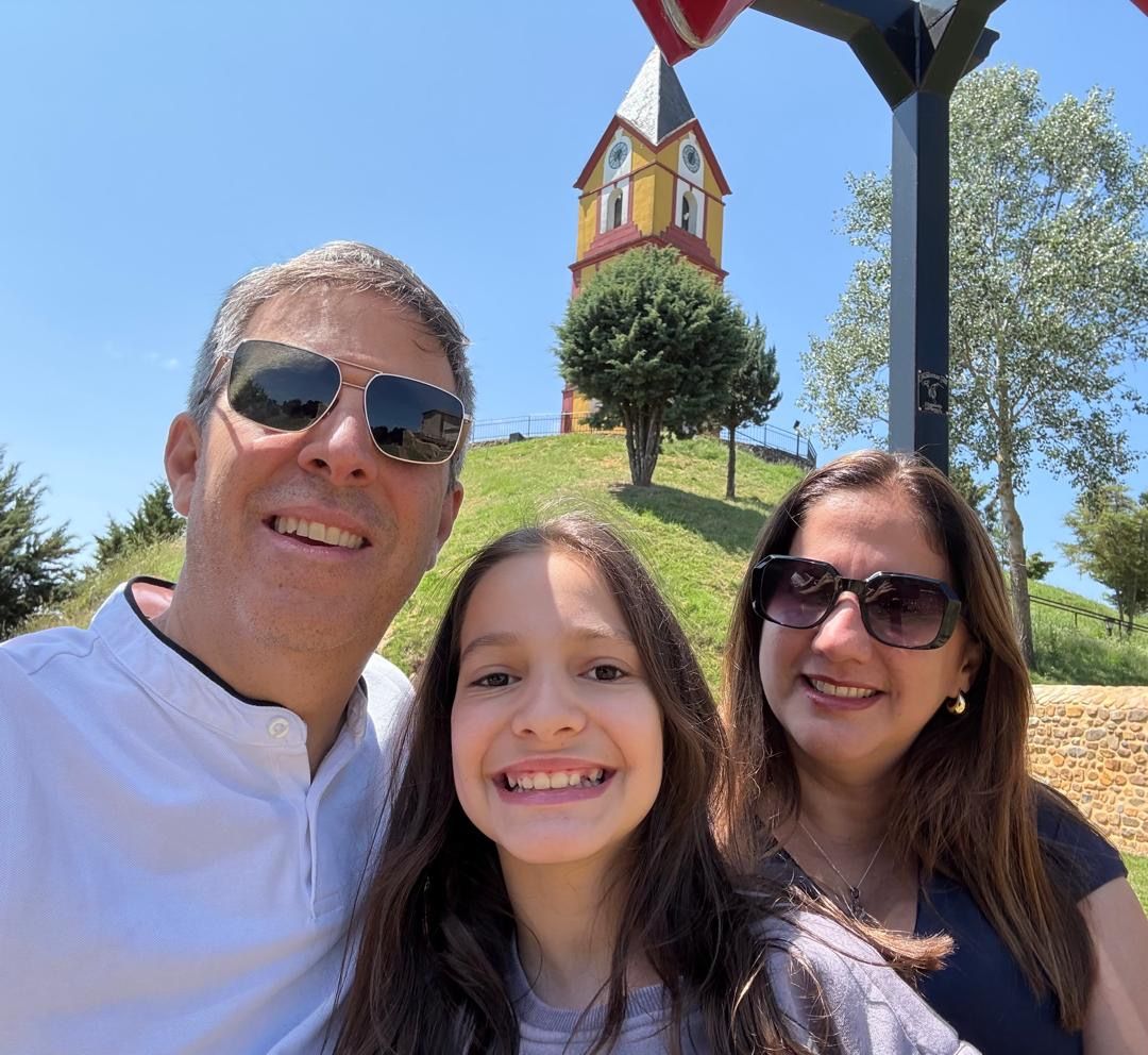 Alejandro, Isabella y Rocío en Almanza, su pueblo en la provincia de León. | L.N.C.