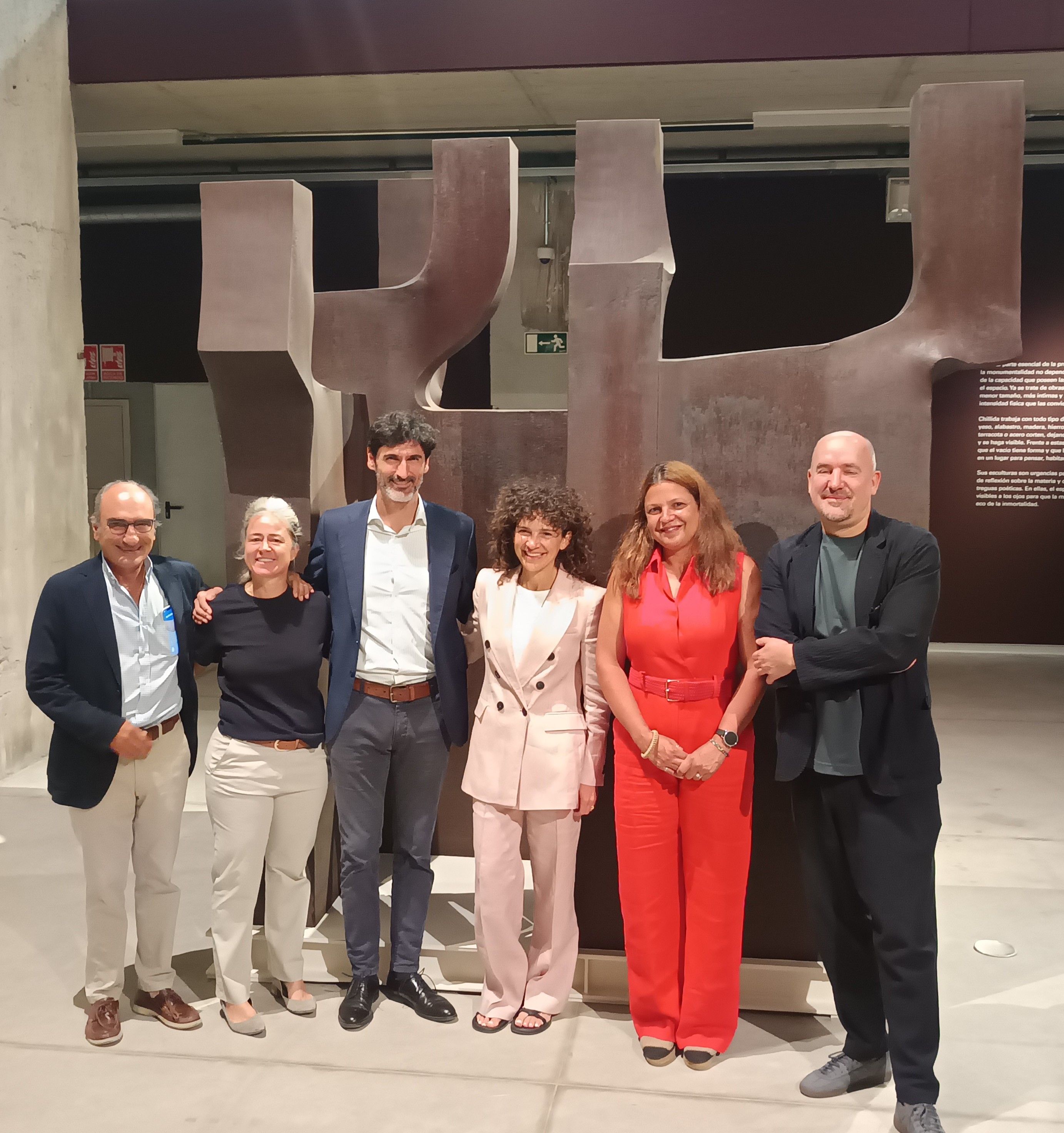 Fotografía de familia en la presentación de la muestra a medios de comunicación. Fotografía de familia en la presentación de la muestra a medios de comunicación.