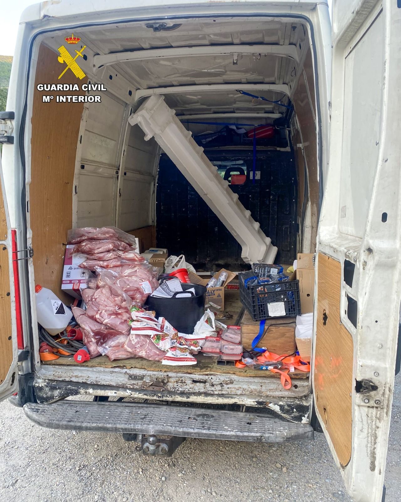 Incautación de la carne en mal estado por la Guardia Civil. | GC