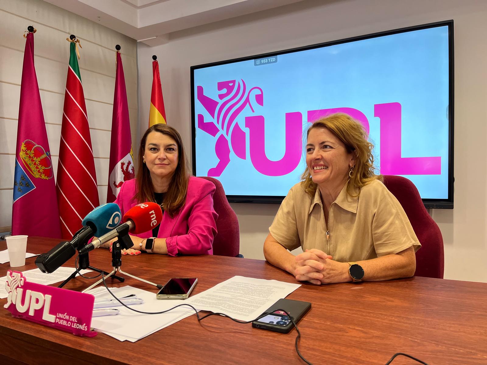 Sheila Fernández y Rosa María Quintanilla, durante la comparecencia. | L.N.C.