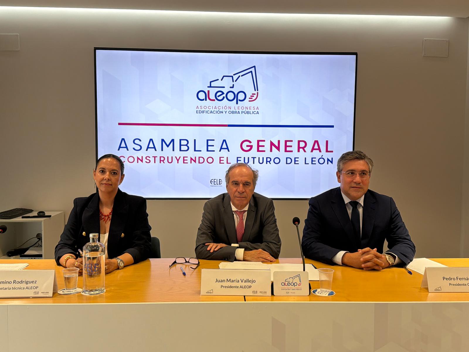La Asociación Leonesa de la Edificación y Obra Pública celebró este jueves su asamblea anual en la sede de la Fele de León. | SAÚL ARÉN