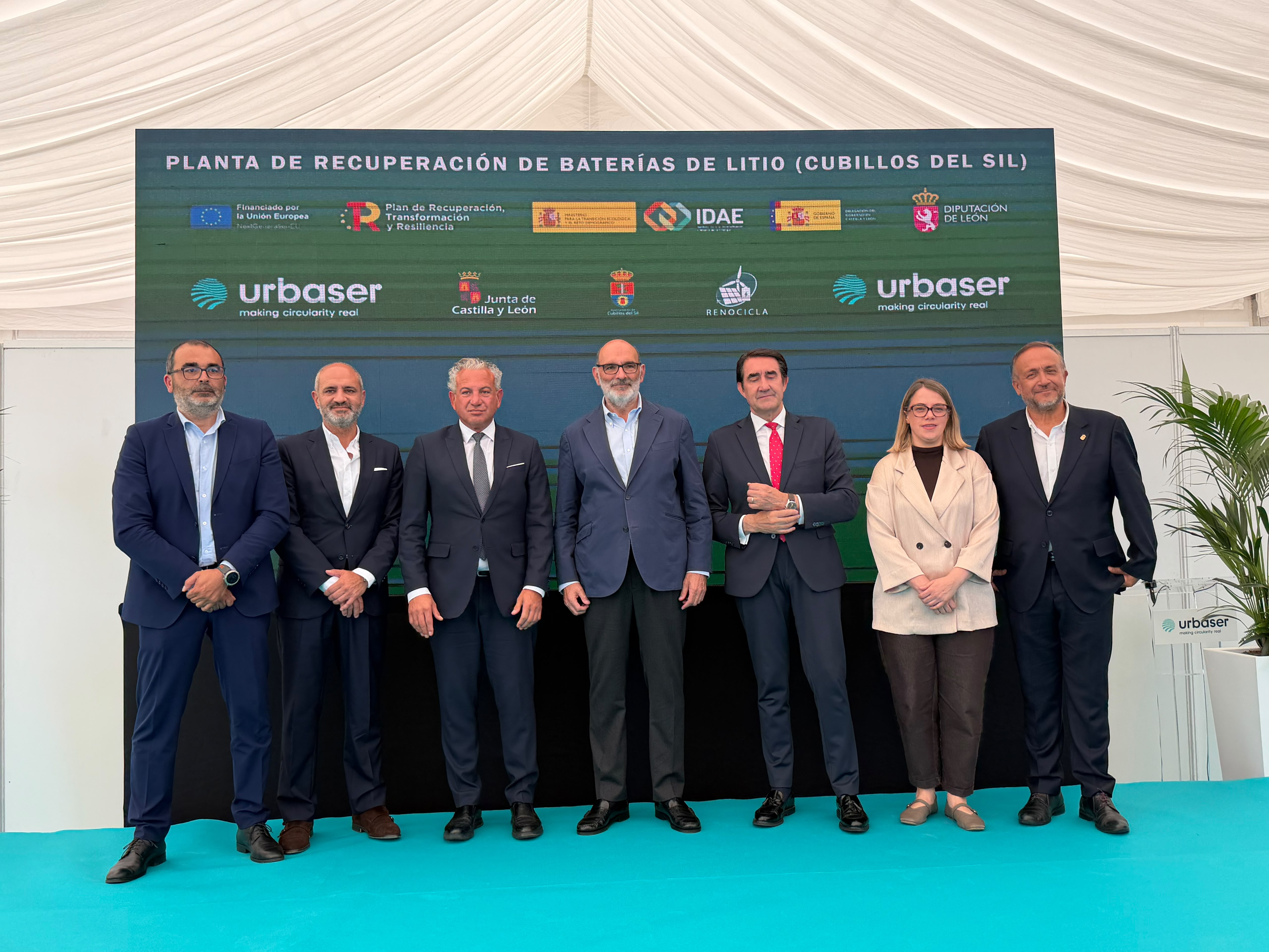 Autoridades políticas en el acto de colocación de la primera piedra de la futura planta de Urbaser.