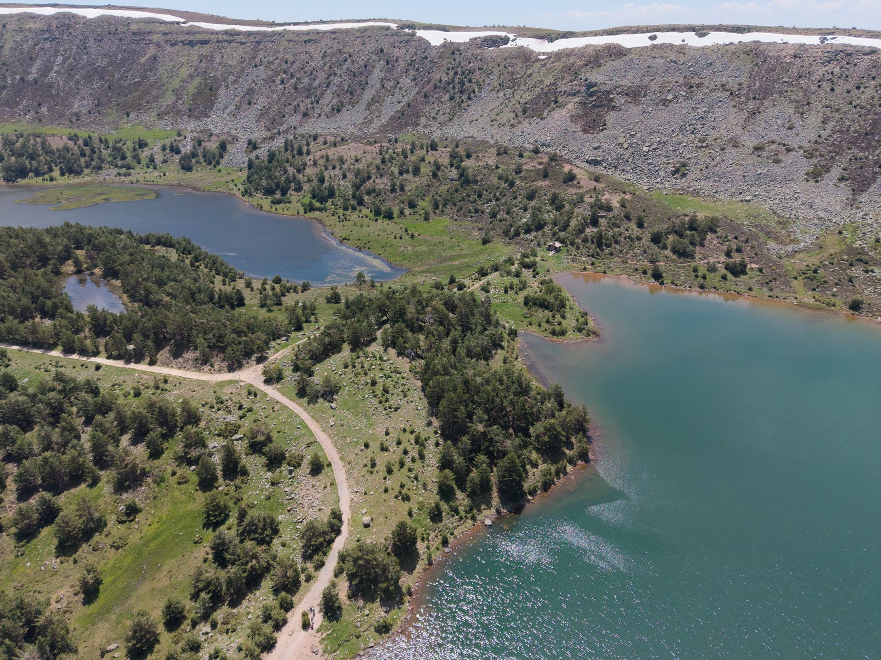 Vista del camino de unión entre las dos lagunas y el refugio de pescadores. | VICENTE GARCÍA