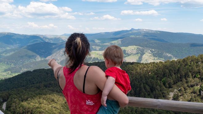 13 Señalando las montañas desde el mirador