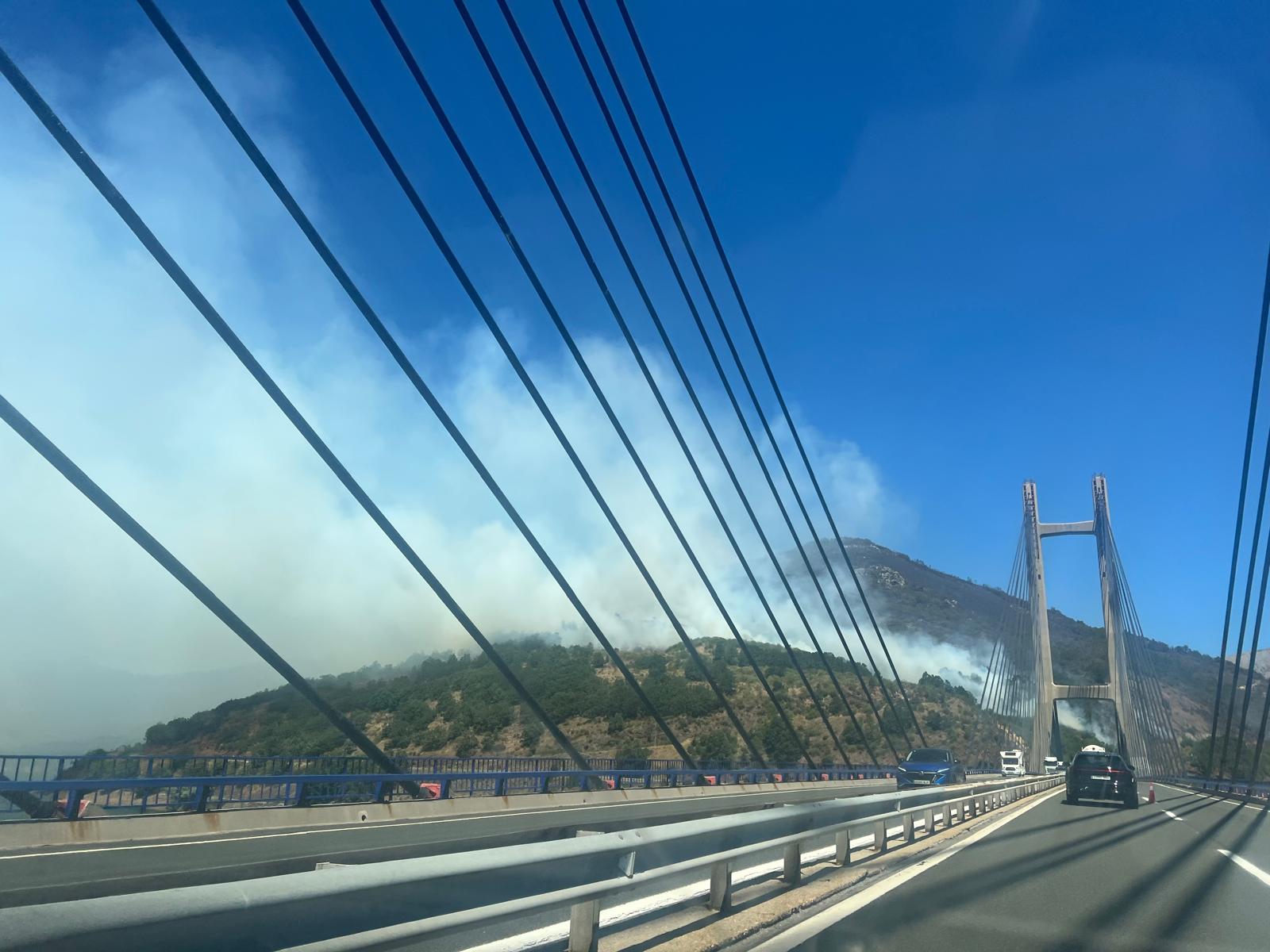 El fuego se ha iniciado cerca del puente Ingeniero Carlos Fernández Casado, junto al embalse de Barrios de Luna.