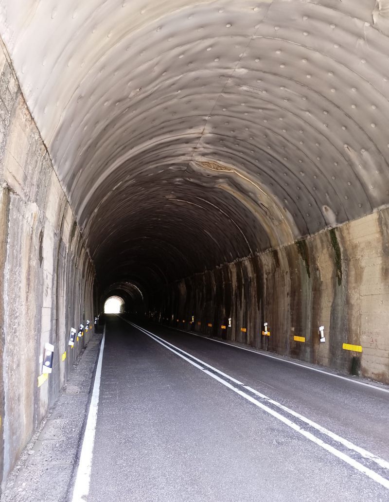 Uno de los túneles de la carretera que rodea el pantano del Porma.