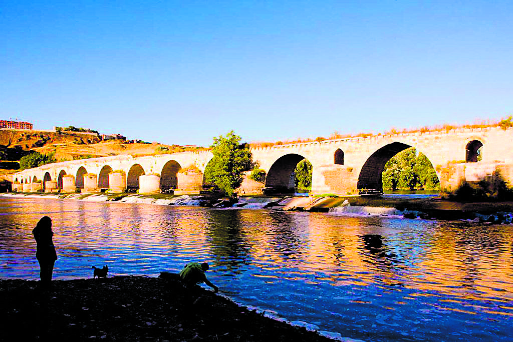 Espectacular vista del río Duero y del monumental puente de piedra de Toro. | RUTA DEL VINO DE TORO