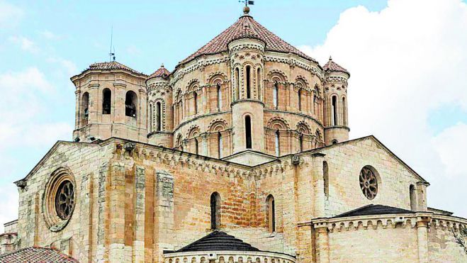Sus calles esconden en ellas un rico pasado con una gran riqueza cultural, como la Colegiata. RUTA DEL VINO DE TORO Sus calles esconden en ellas un rico pasado con una gran riqueza cultural, como la Colegiata. RUTA DEL VINO DE TORO